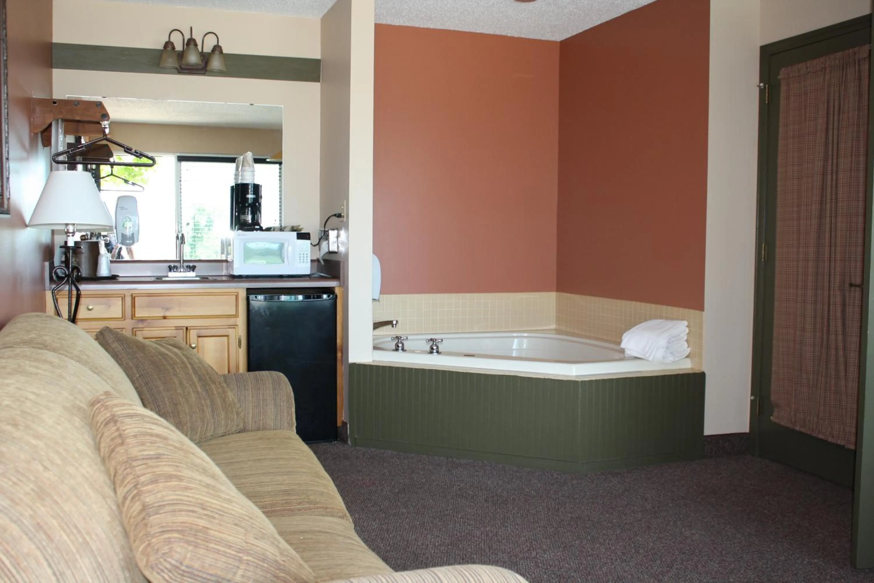 Kitchen or kitchenette in Outback Roadhouse Motel & Suites Branson