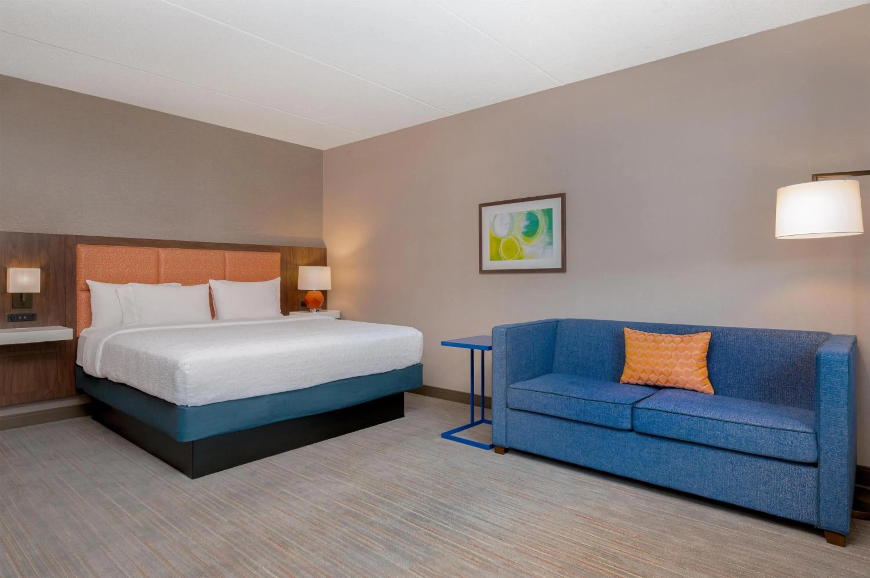 Living room, Bed in Hampton Inn & Suites Wilkes-Barre