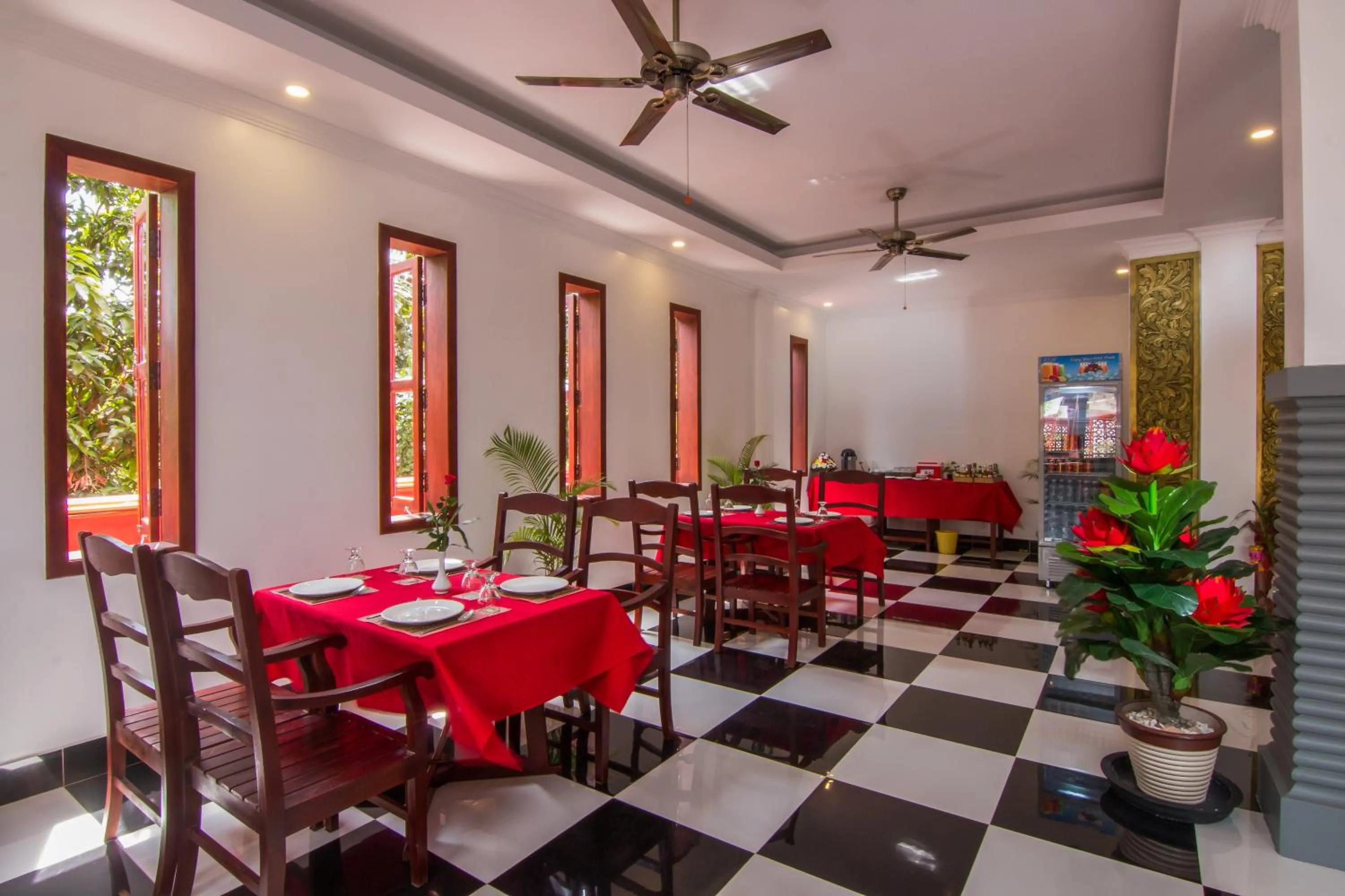 Restaurant/places to eat in Bou Savy Villa