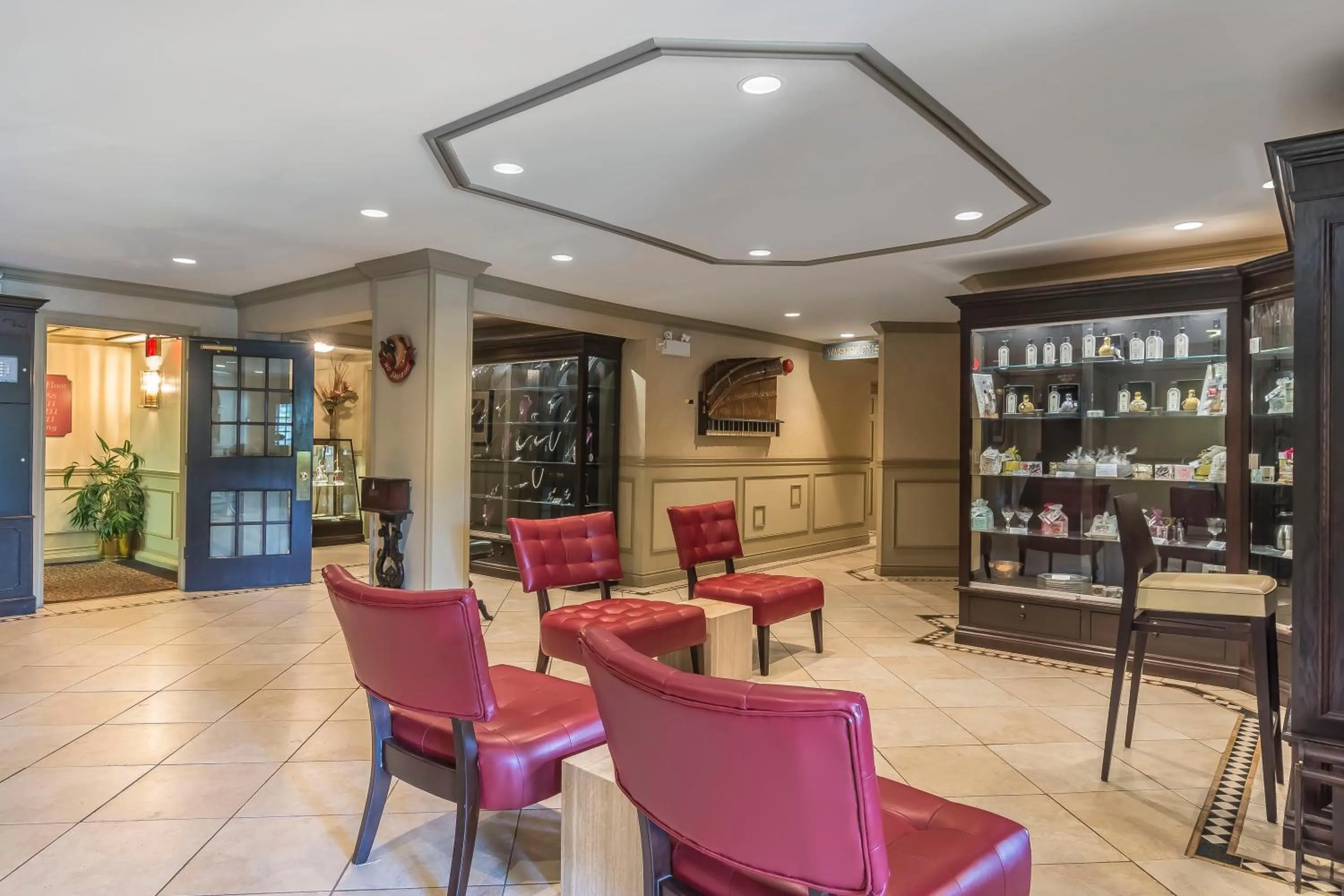 Lobby or reception in Inn on the Lake