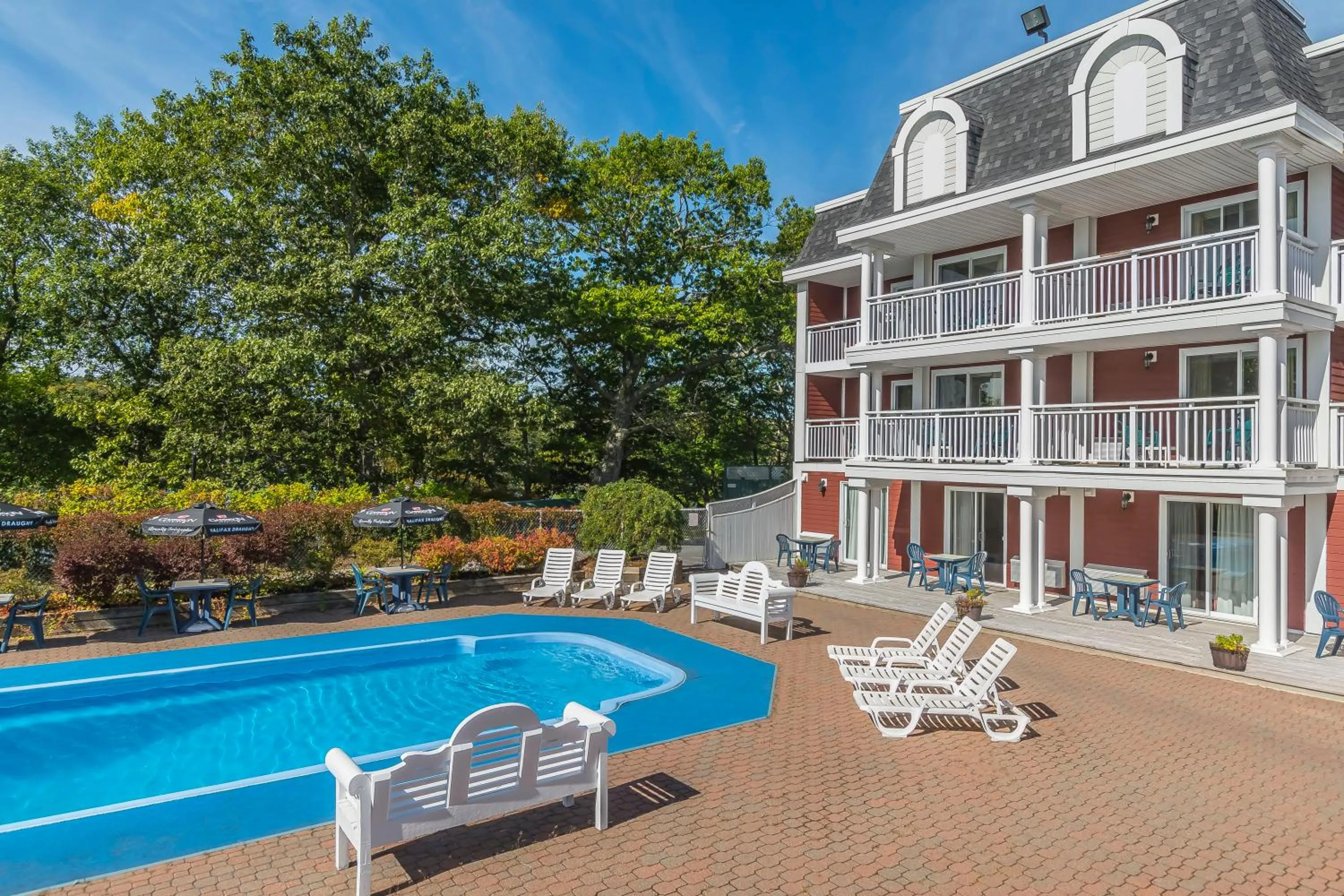 Swimming pool in Inn on the Lake