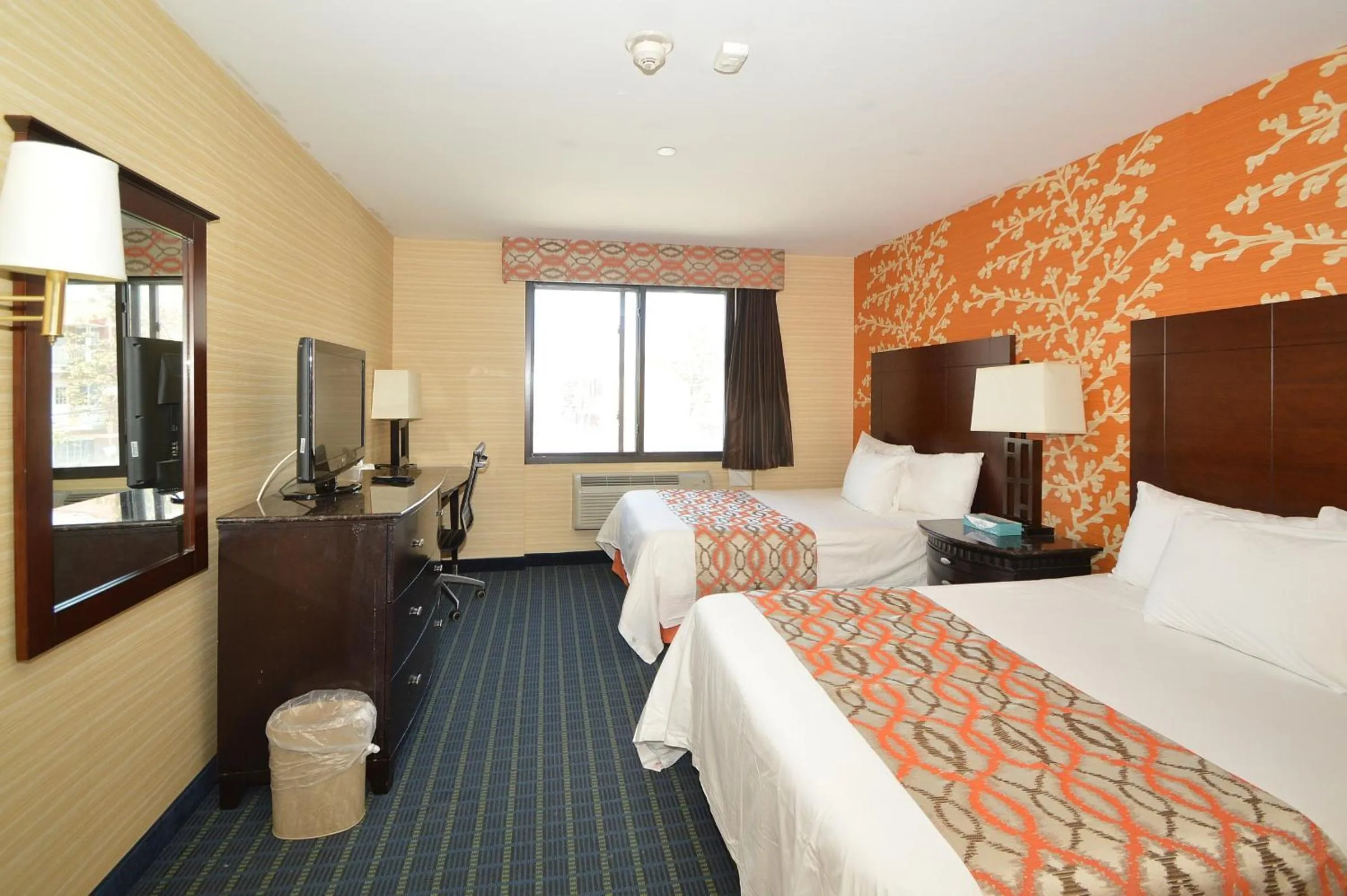 Photo of the whole room, Bed in Corona Hotel New York - LaGuardia Airport