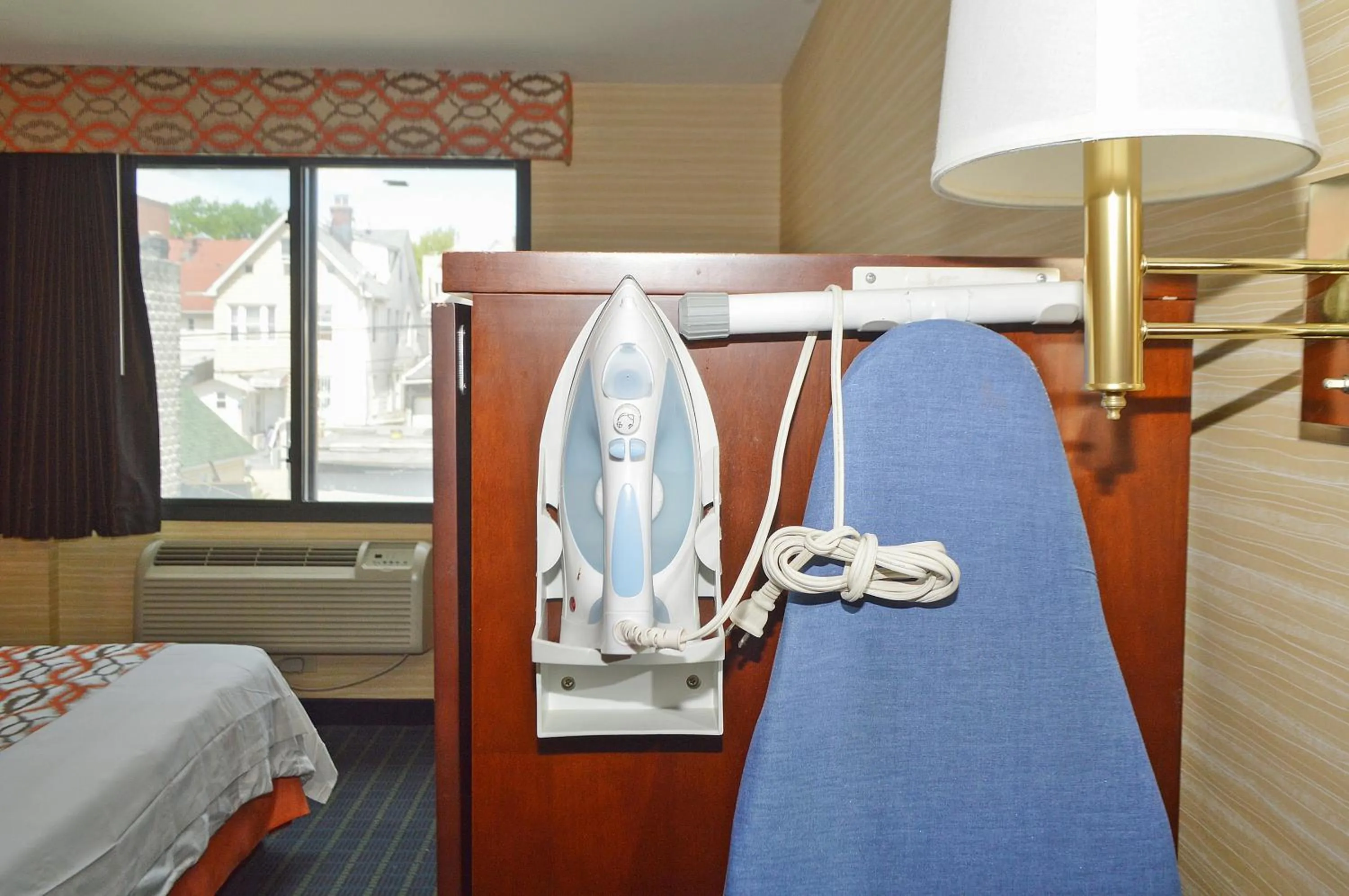 Bed in Corona Hotel New York - LaGuardia Airport