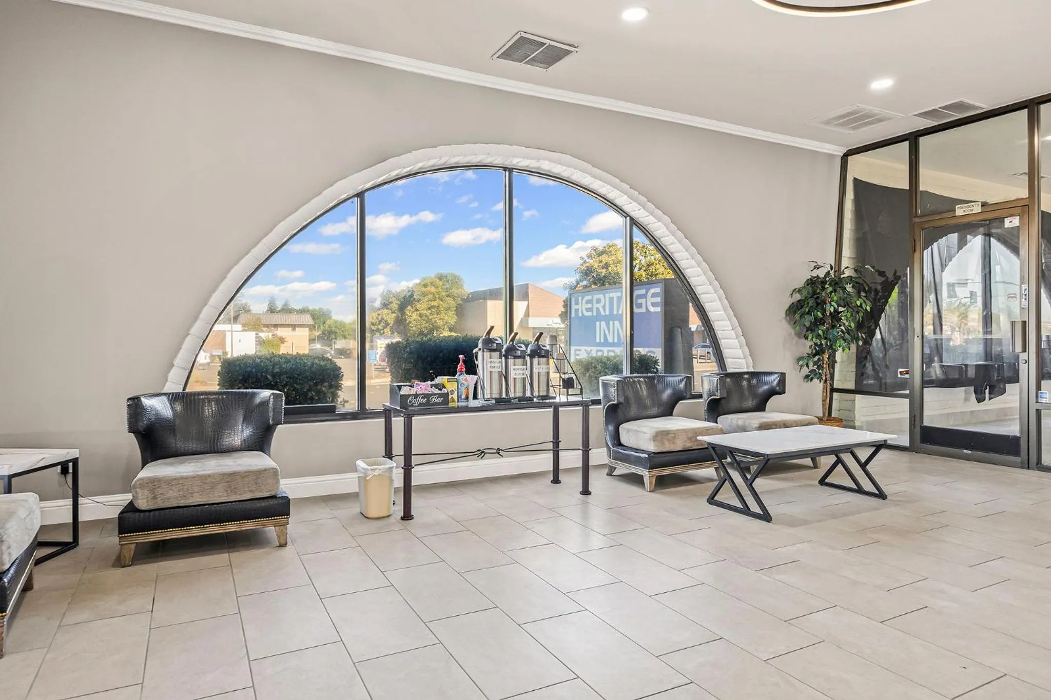 Lobby or reception in Heritage Inn Express Roseville