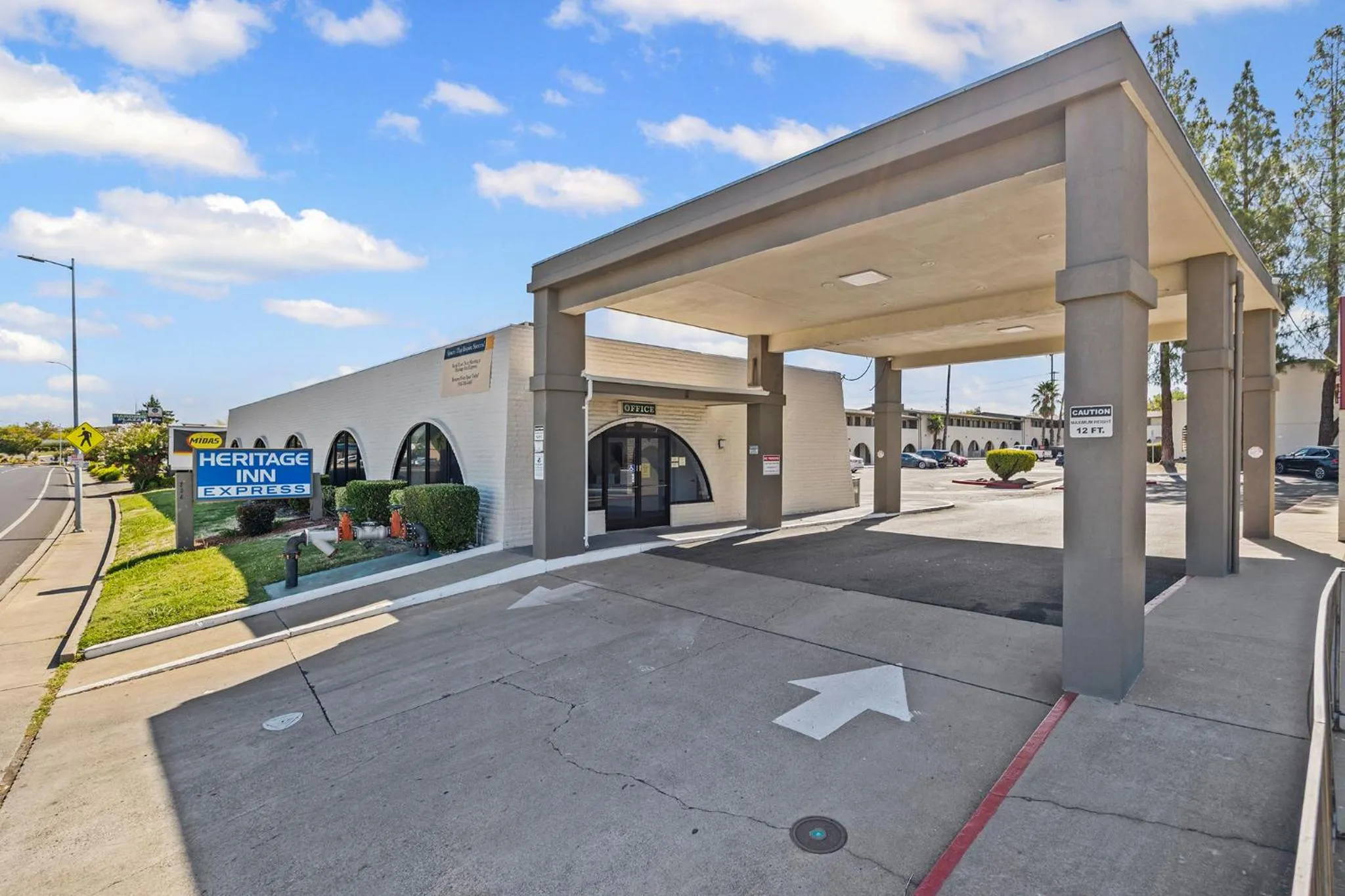 Facade/entrance in Heritage Inn Express Roseville