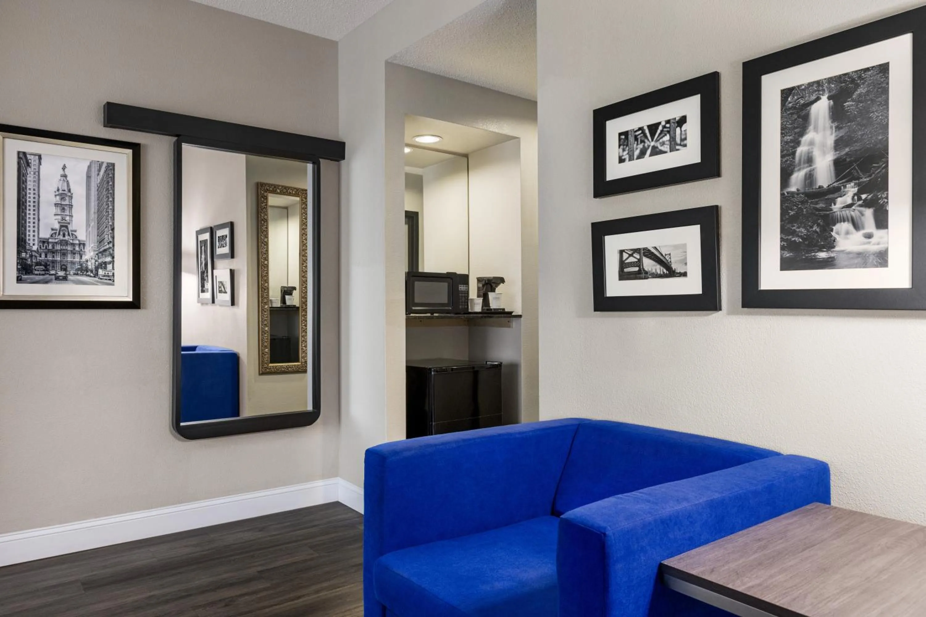 Seating area in La Quinta by Wyndham Mt. Laurel - Philadelphia