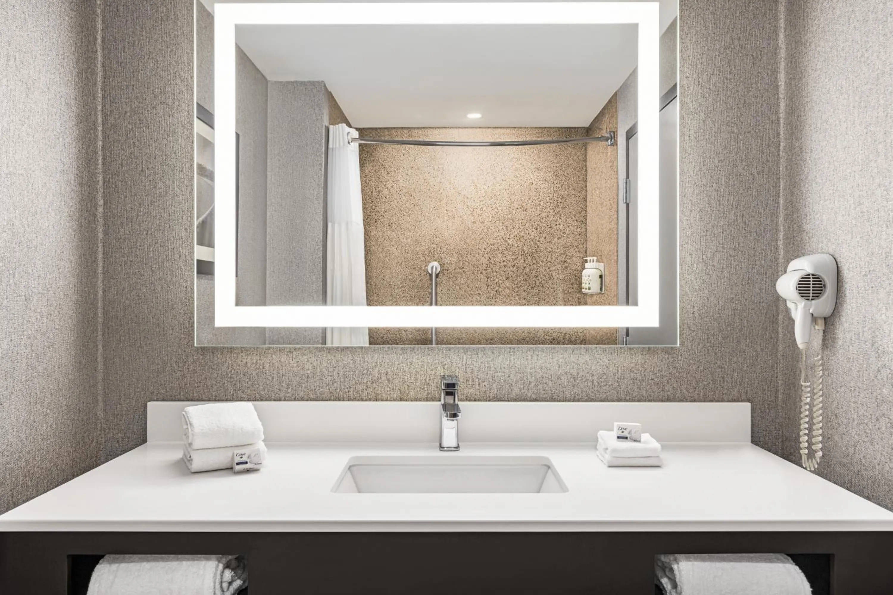 Bathroom in La Quinta by Wyndham Mt. Laurel - Philadelphia