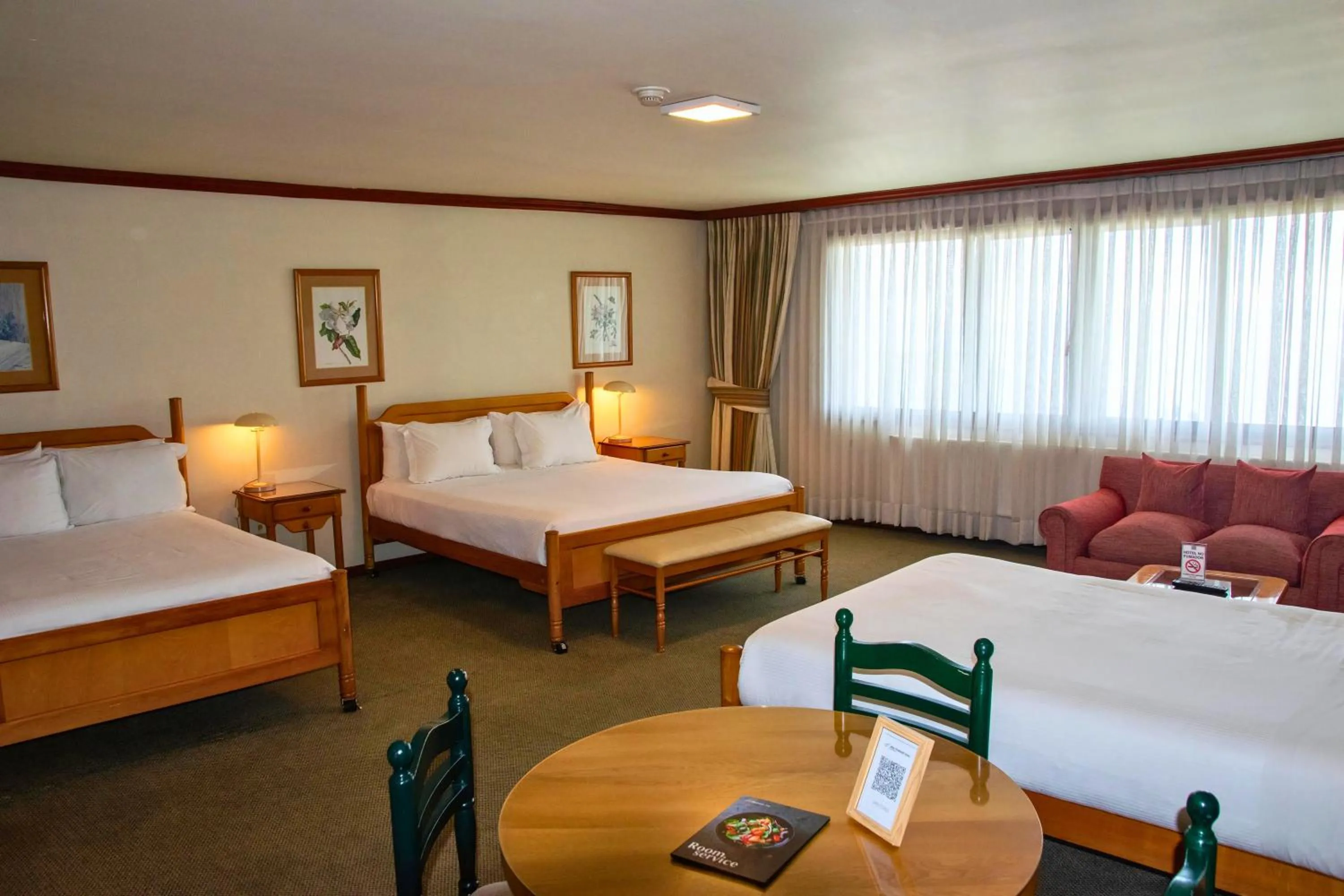 Photo of the whole room, Bed in abba Presidente Suites Puerto Montt