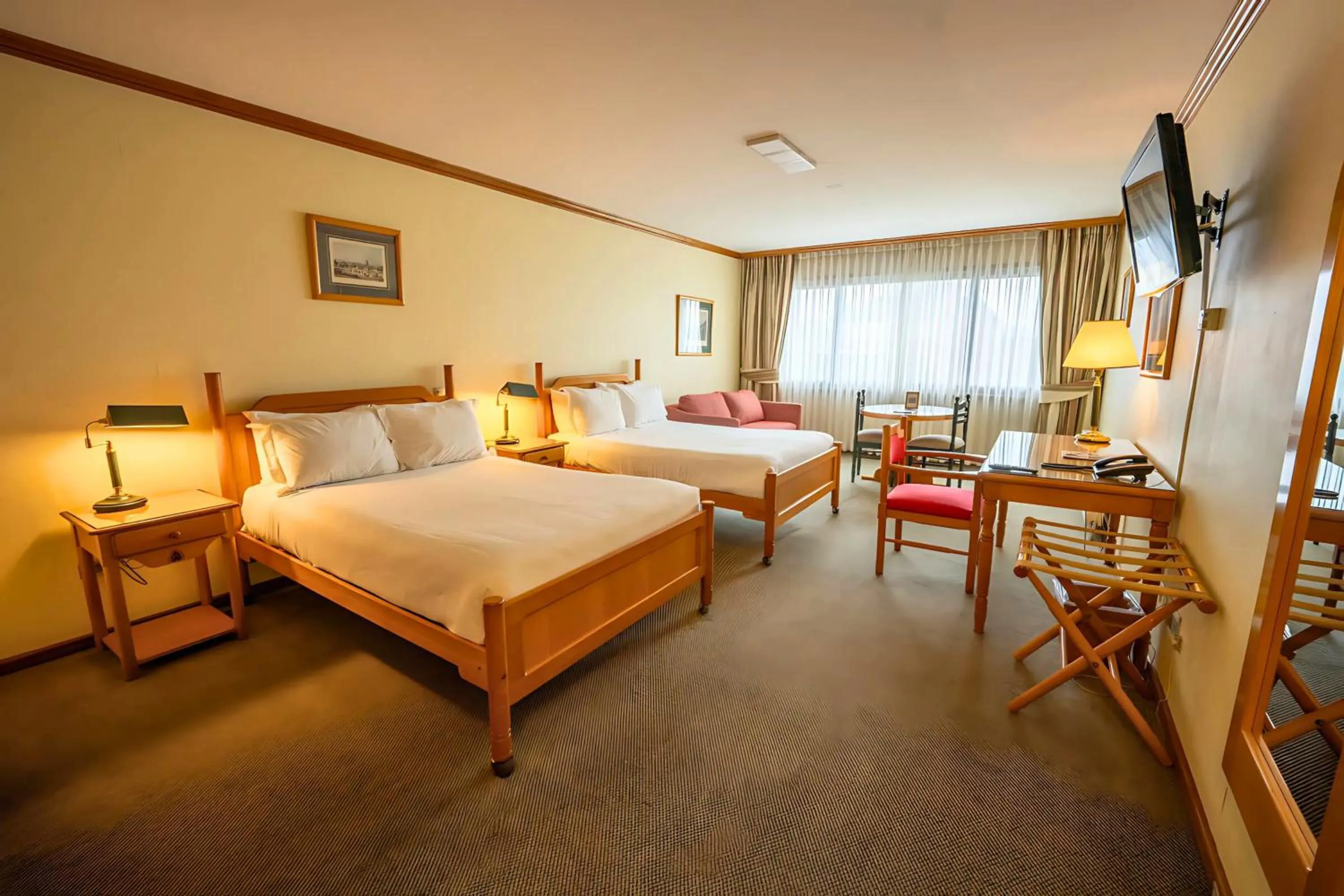 Photo of the whole room, Bed in abba Presidente Suites Puerto Montt