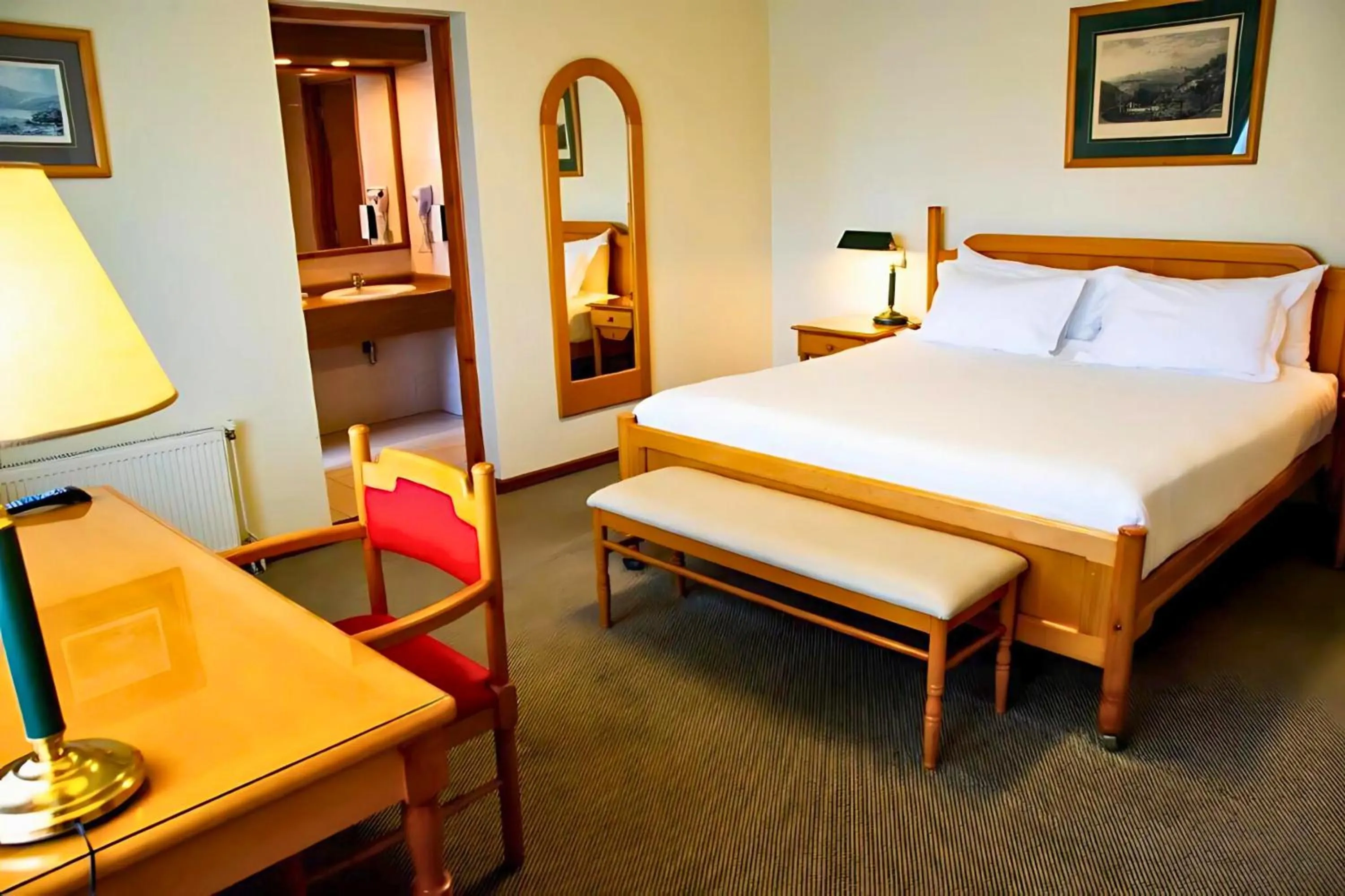 Photo of the whole room, Bed in abba Presidente Suites Puerto Montt