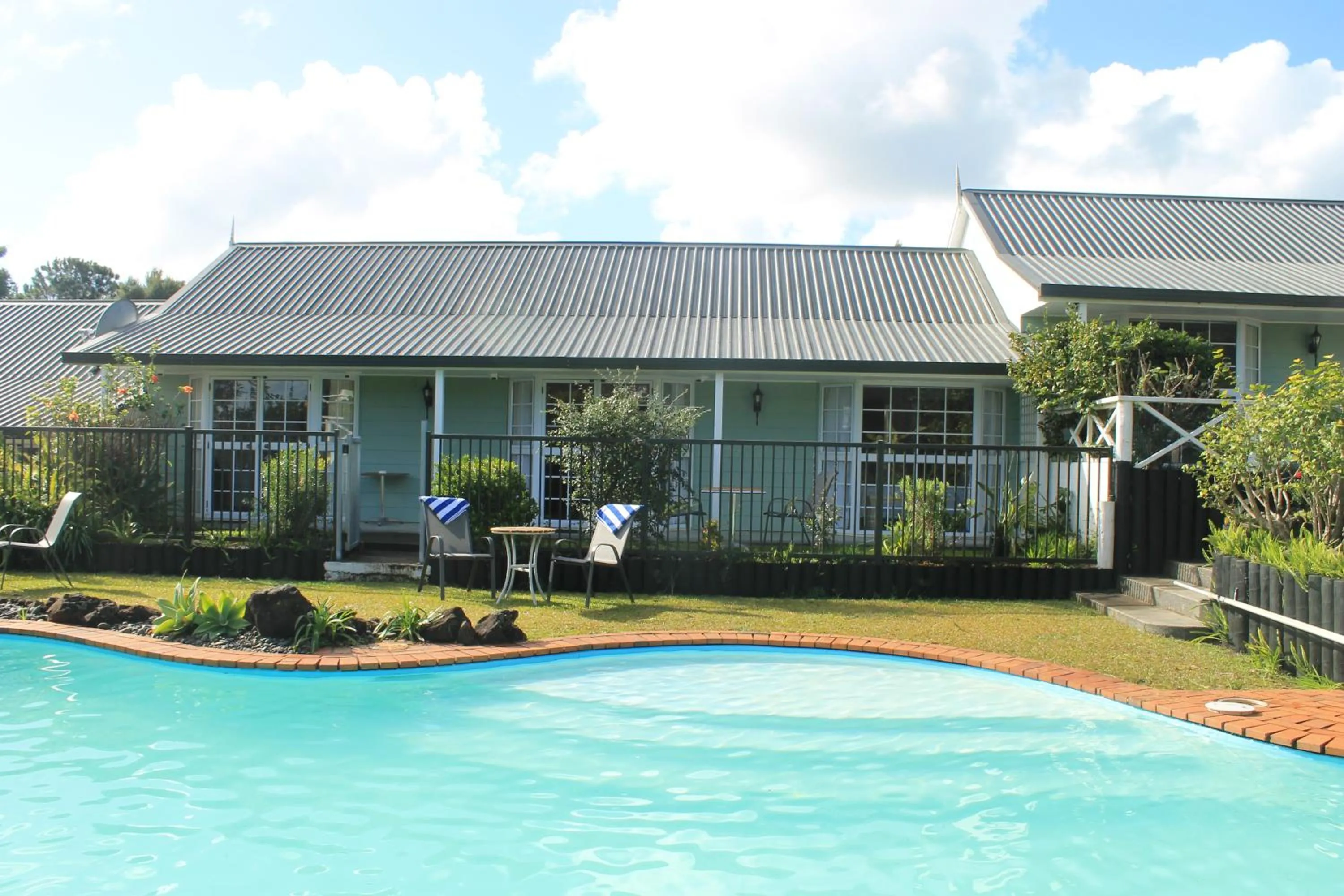 One-Bedroom Apartment in Ash Grove Boutique Motel