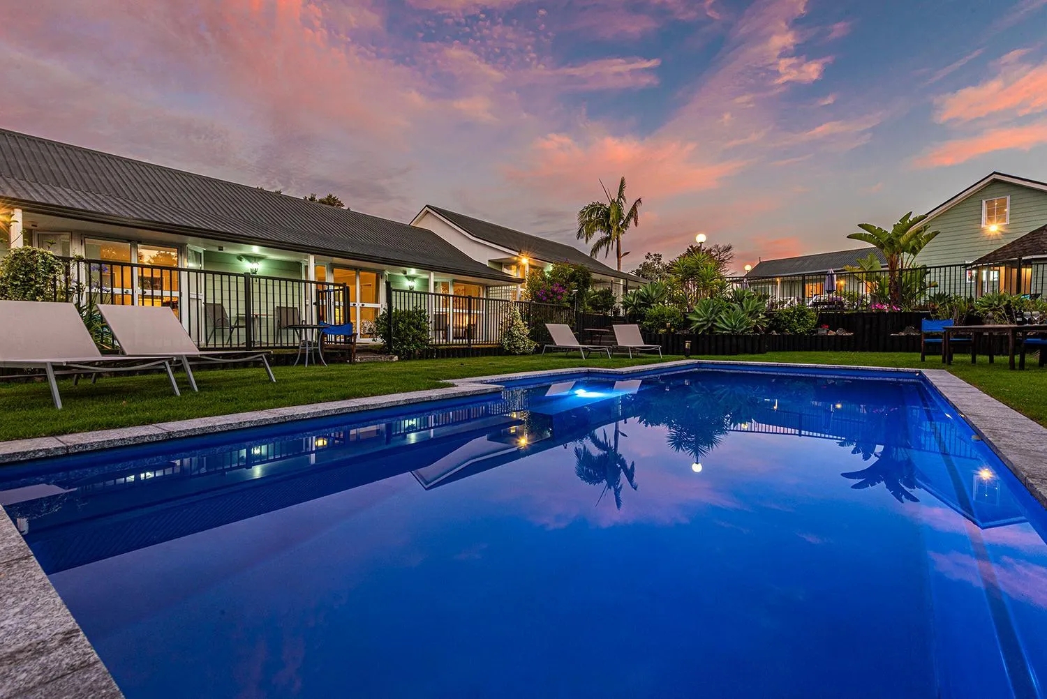Swimming pool in Ash Grove Boutique Motel