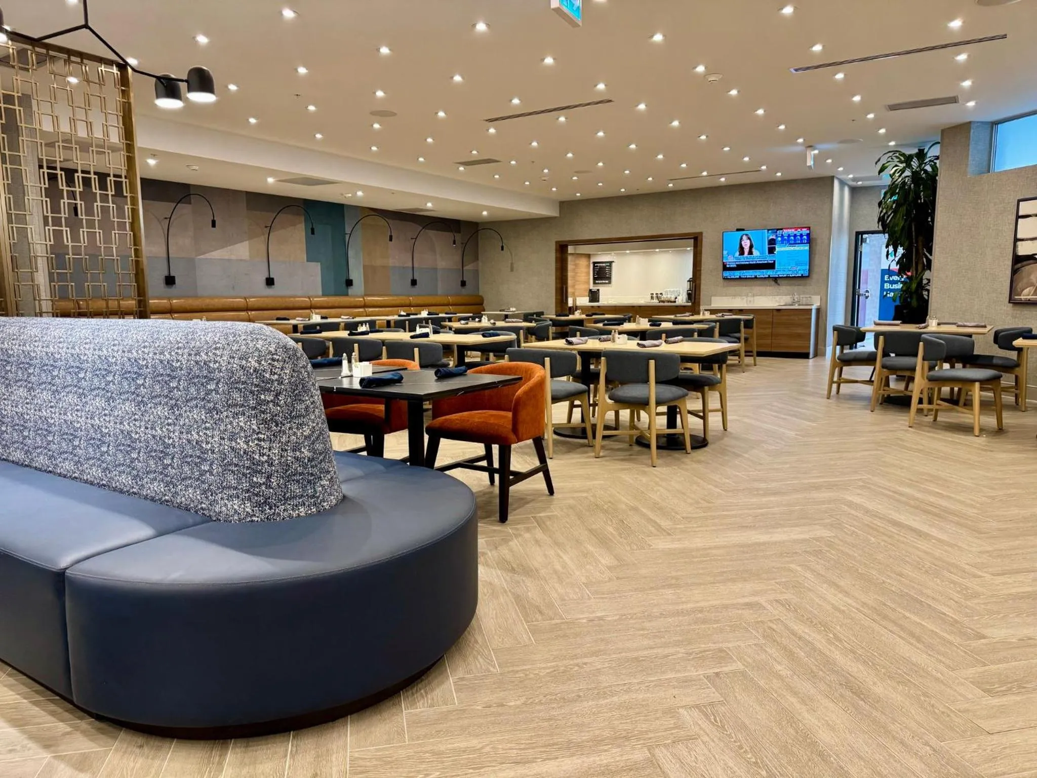 Restaurant/places to eat in Holiday Inn Burlington Conference Centre by IHG