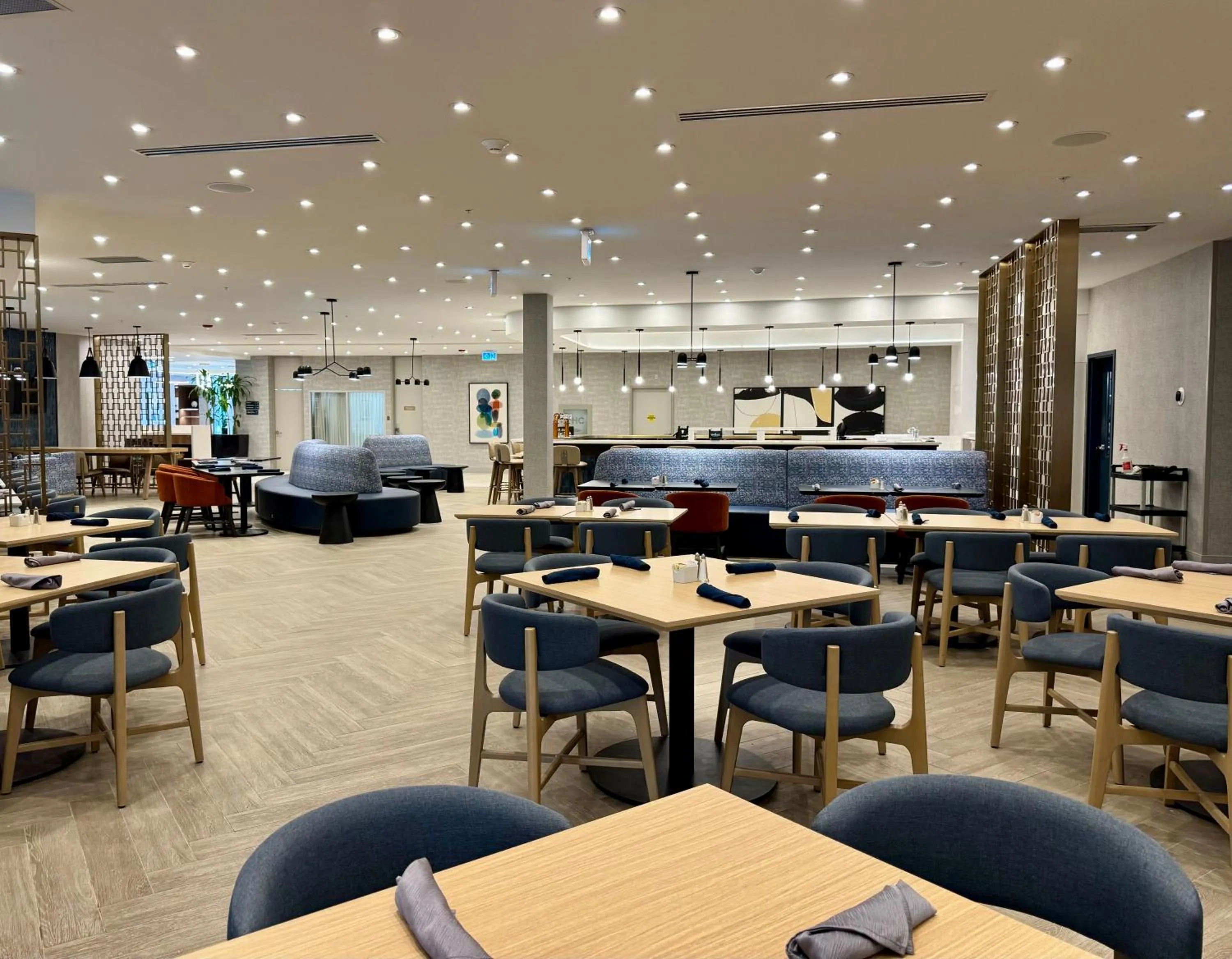 Restaurant/places to eat in Holiday Inn Burlington Conference Centre by IHG