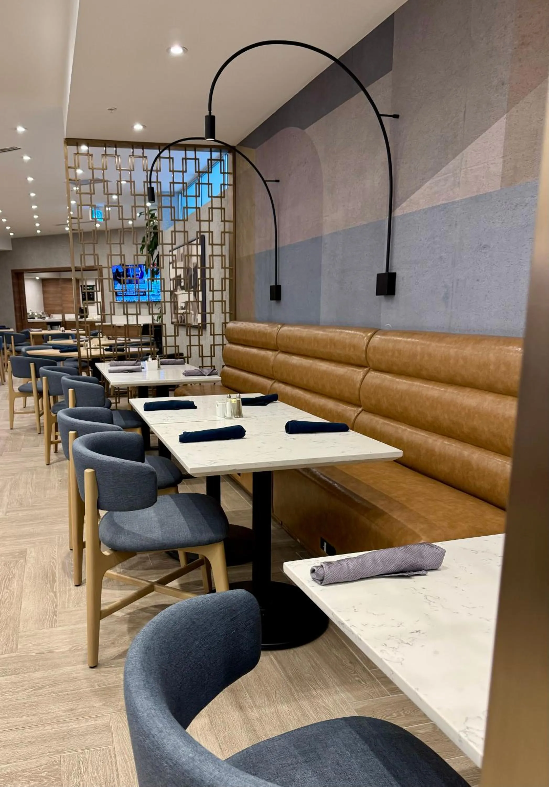 Restaurant/places to eat in Holiday Inn Burlington Conference Centre by IHG