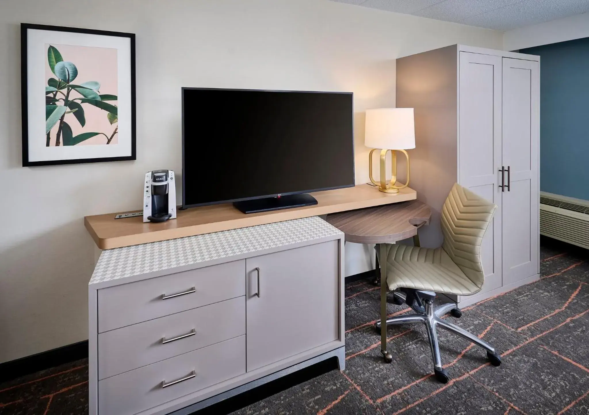 Standard Room with Two Queen Beds in Holiday Inn Burlington Conference Centre by IHG Standard Room with Two Queen Beds in Holiday Inn Burlington Conference Centre by IHG