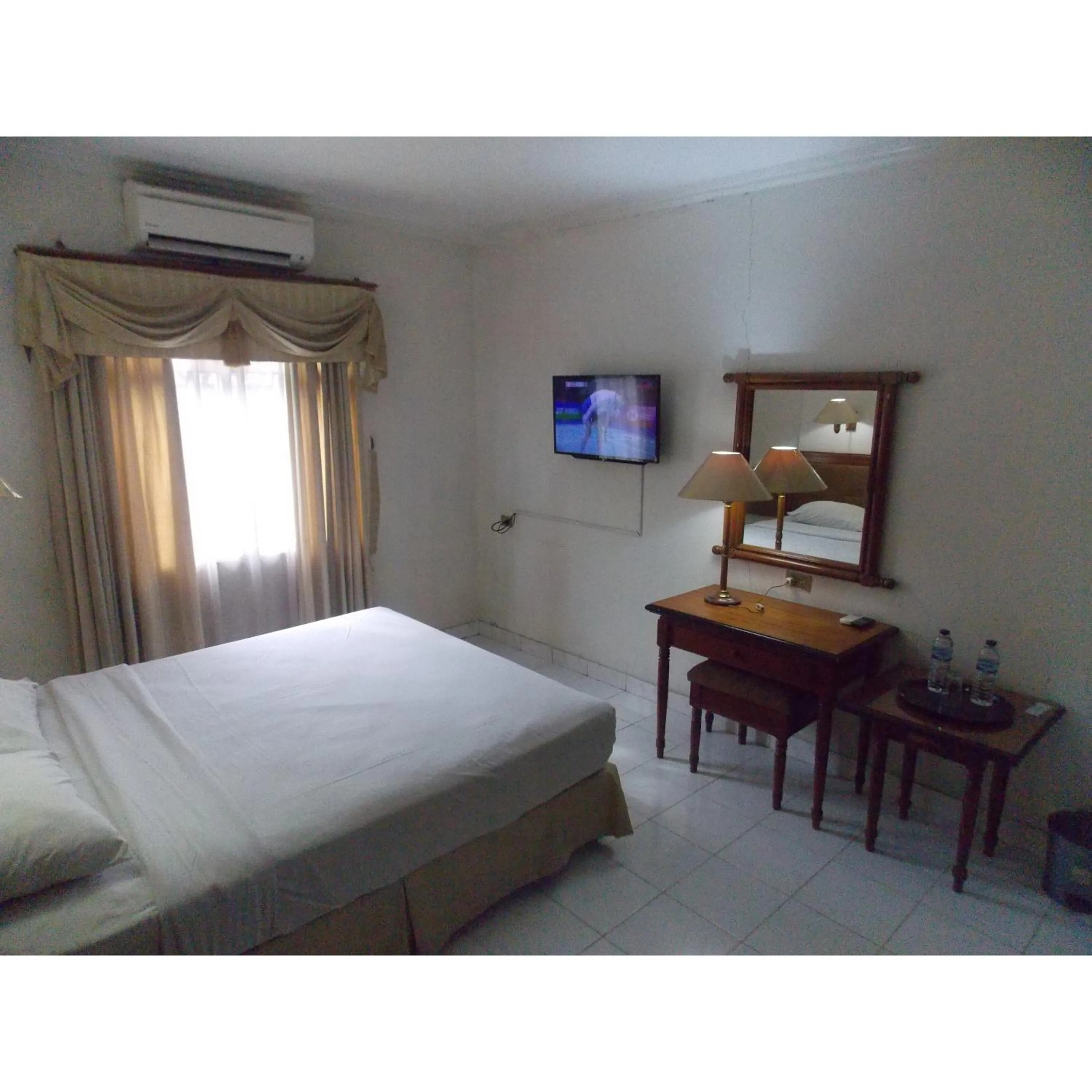 TV and multimedia, Bed in Puri Jaya Hotel