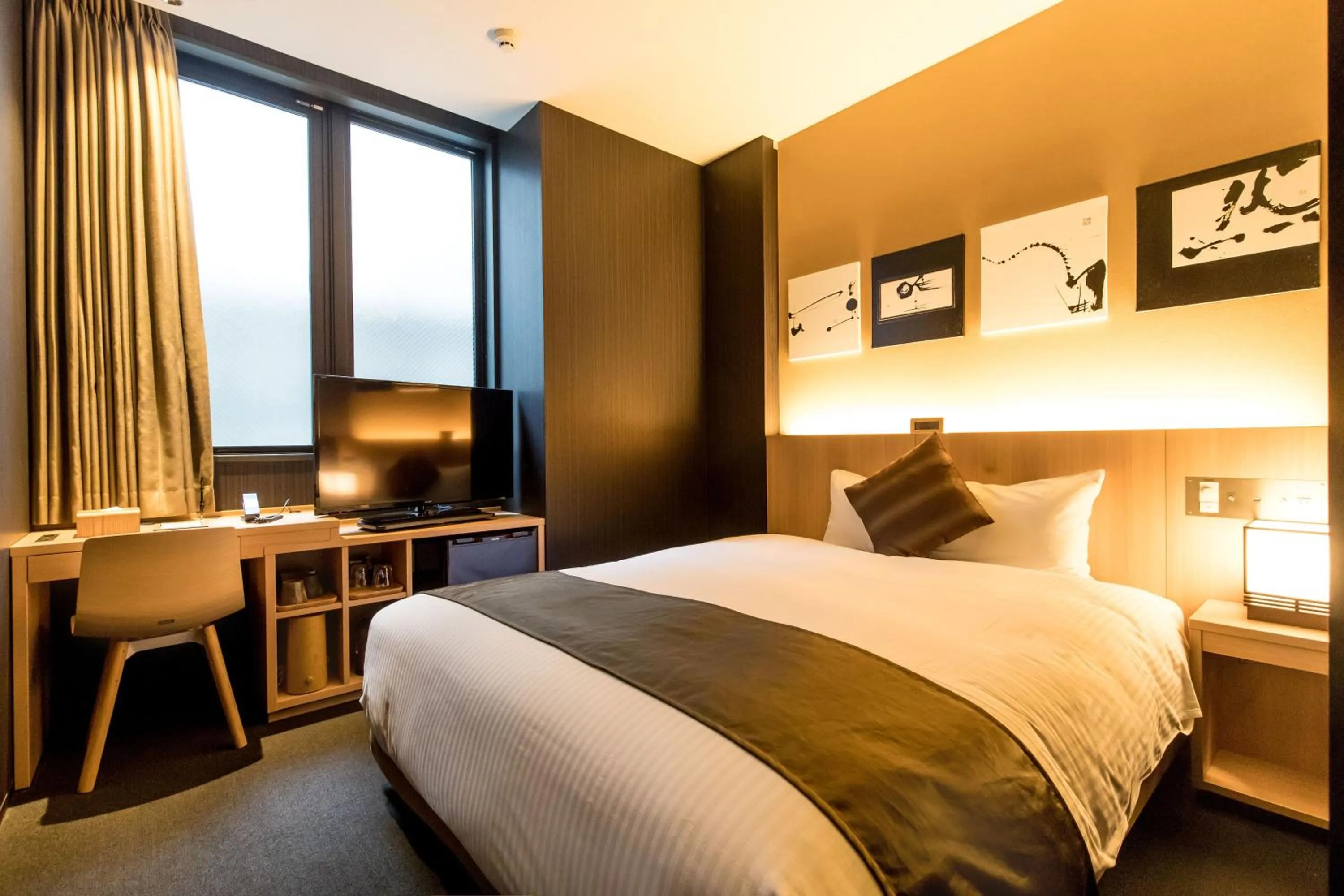 Photo of the whole room, Bed in KOKO HOTEL Kyoto Shijo Karasuma - formerly Hotel Wing International Kyoto - Shijo Karasuma