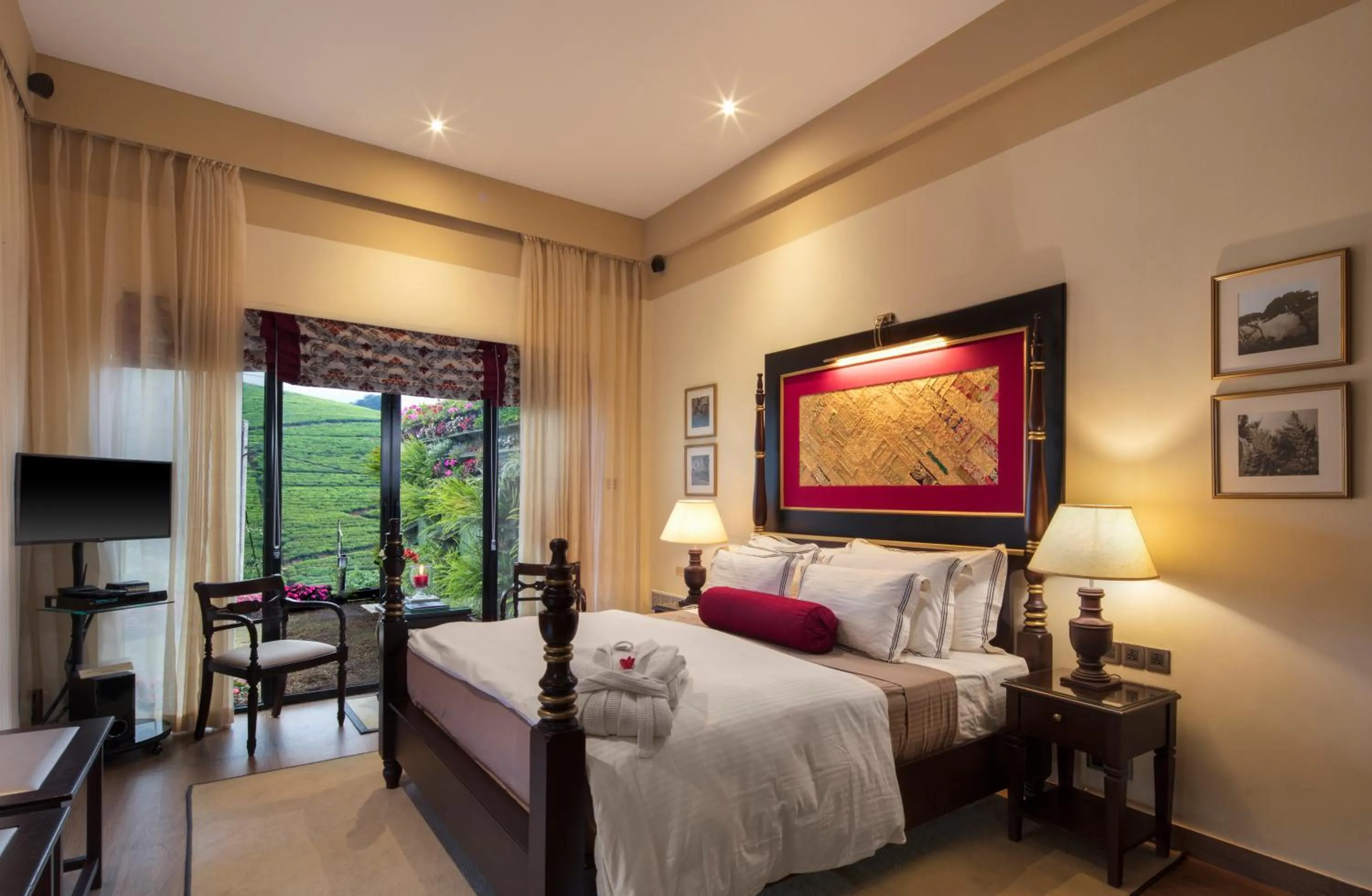 Bedroom, Bed in The CheRiz Boutique