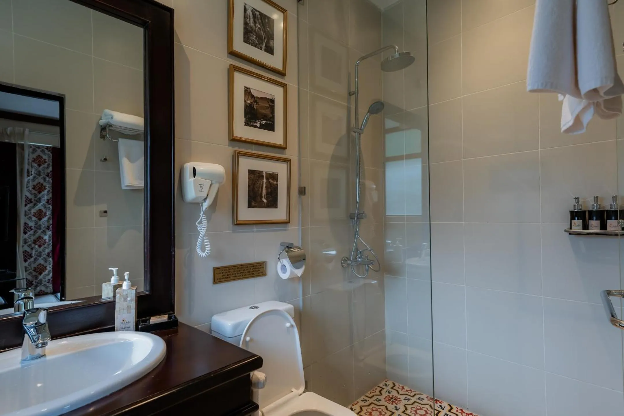 Bathroom in The CheRiz Boutique