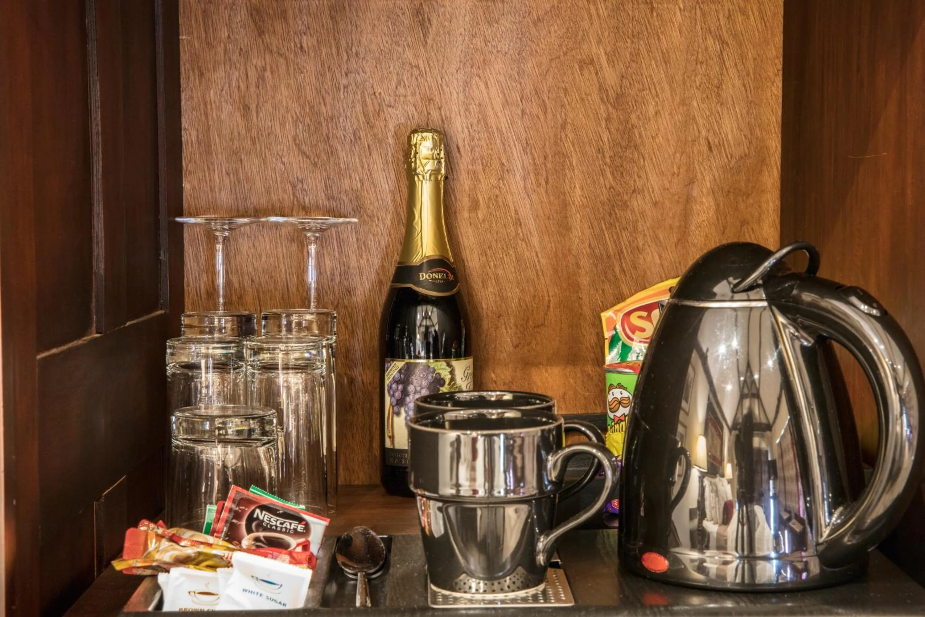 Coffee/tea facilities in The CheRiz Boutique