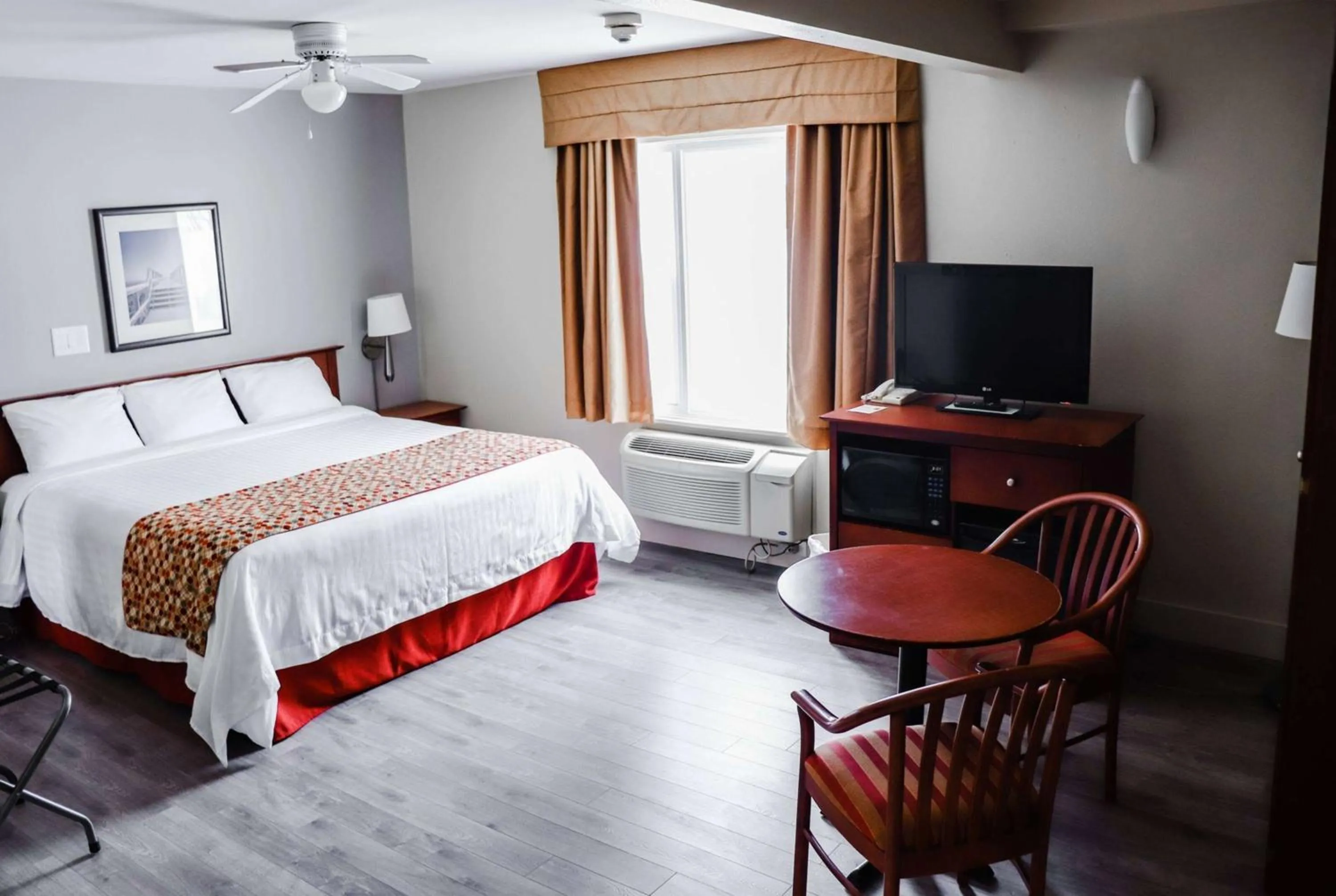 Photo of the whole room, Bed in Super 8 by Wyndham Campbellton NB