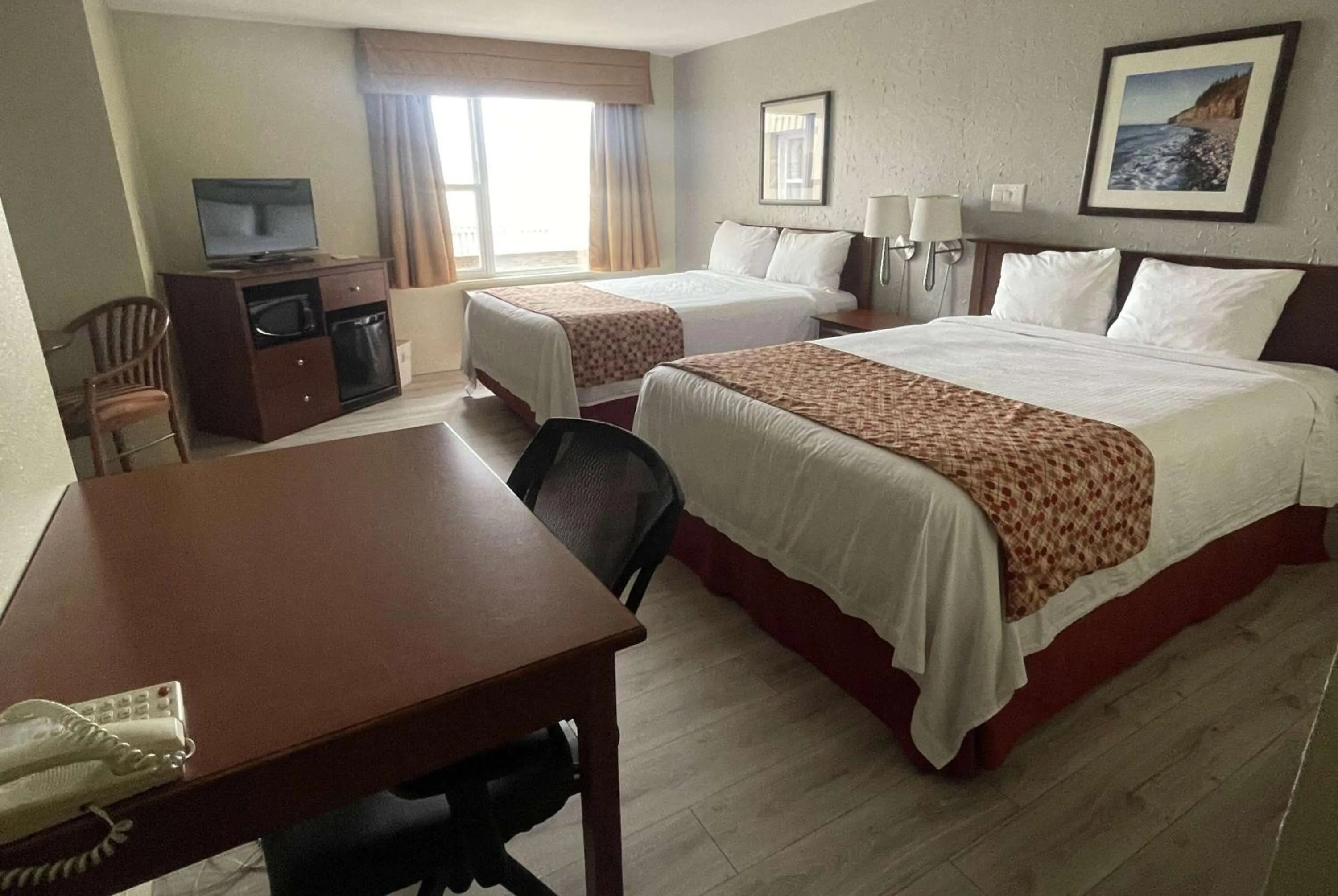 Photo of the whole room, Bed in Super 8 by Wyndham Campbellton NB