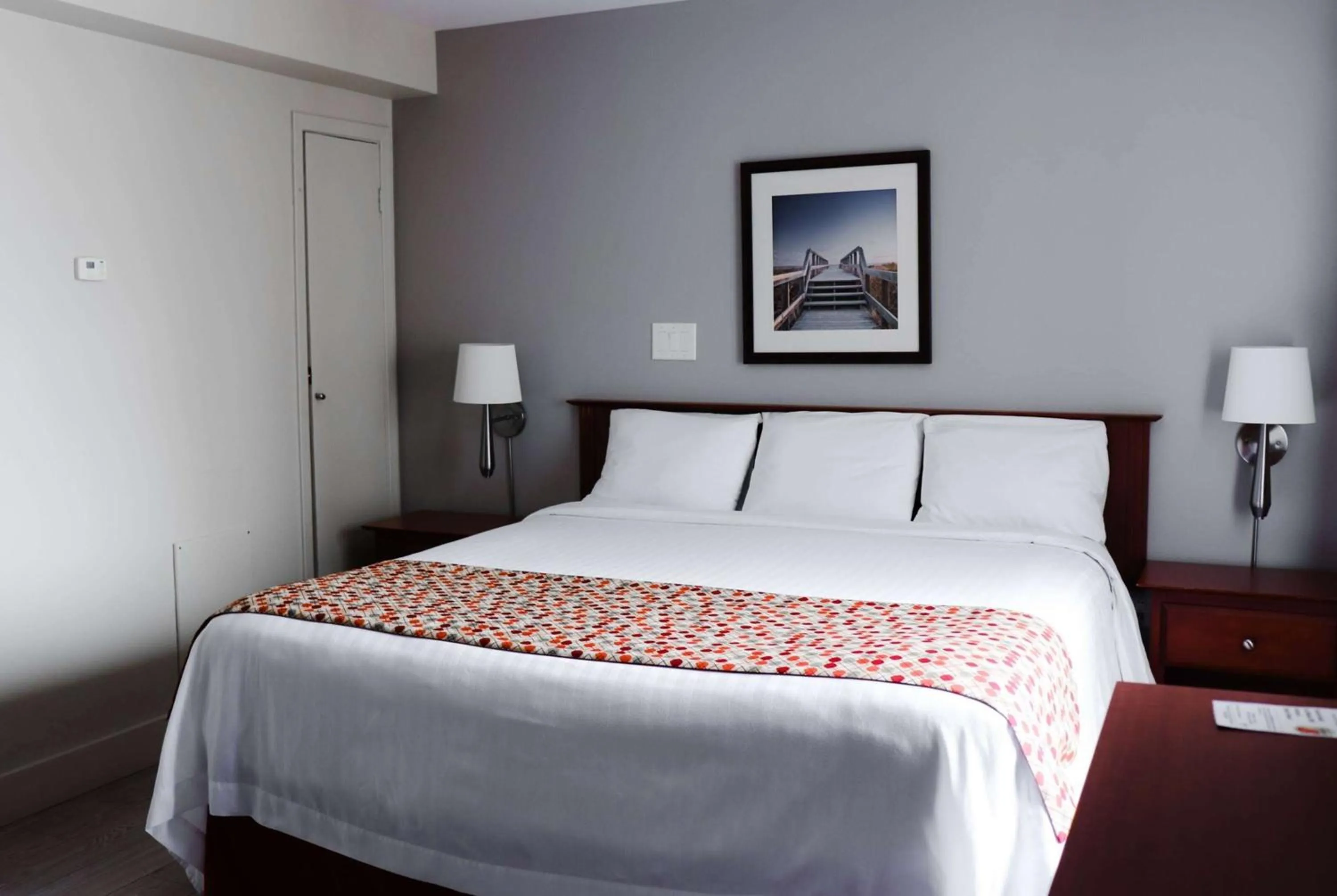 Photo of the whole room, Bed in Super 8 by Wyndham Campbellton NB