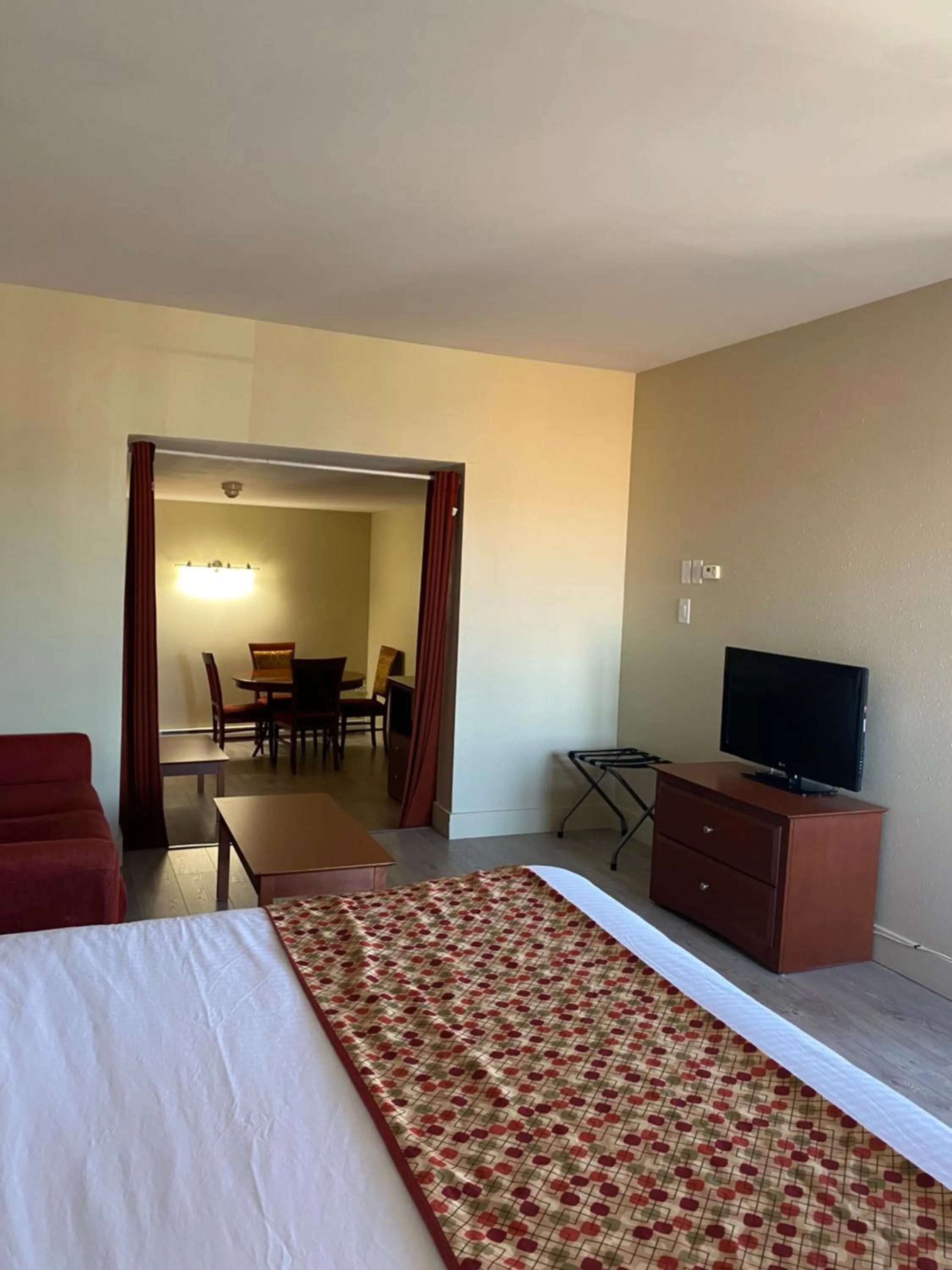 TV and multimedia, Bed in Super 8 by Wyndham Campbellton NB