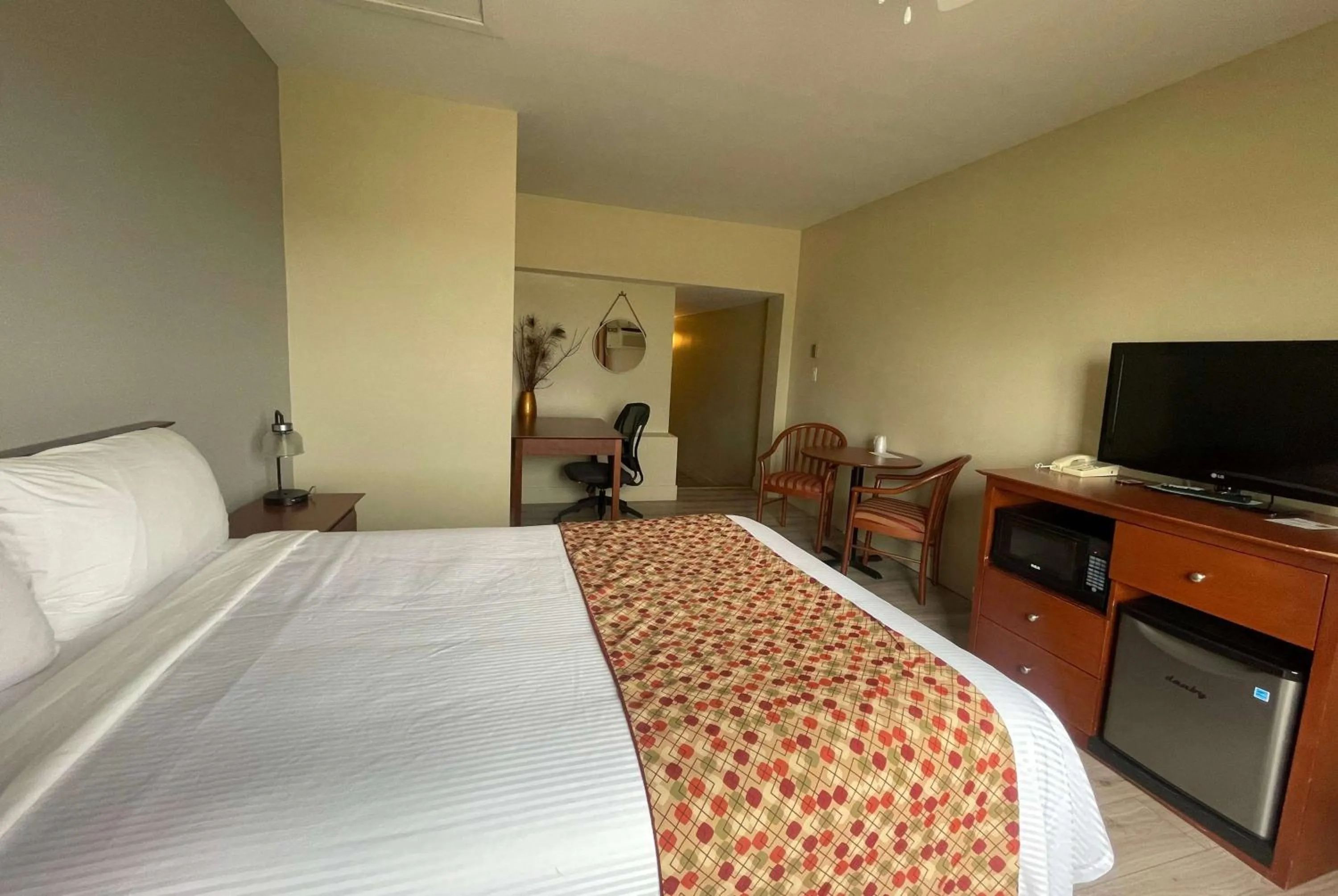 Photo of the whole room, Bed in Super 8 by Wyndham Campbellton NB