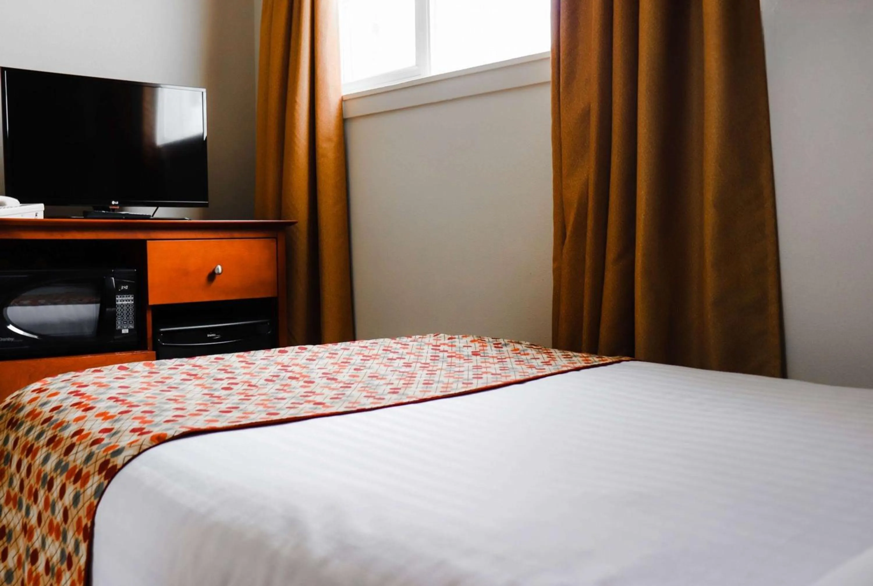 Photo of the whole room, Bed in Super 8 by Wyndham Campbellton NB