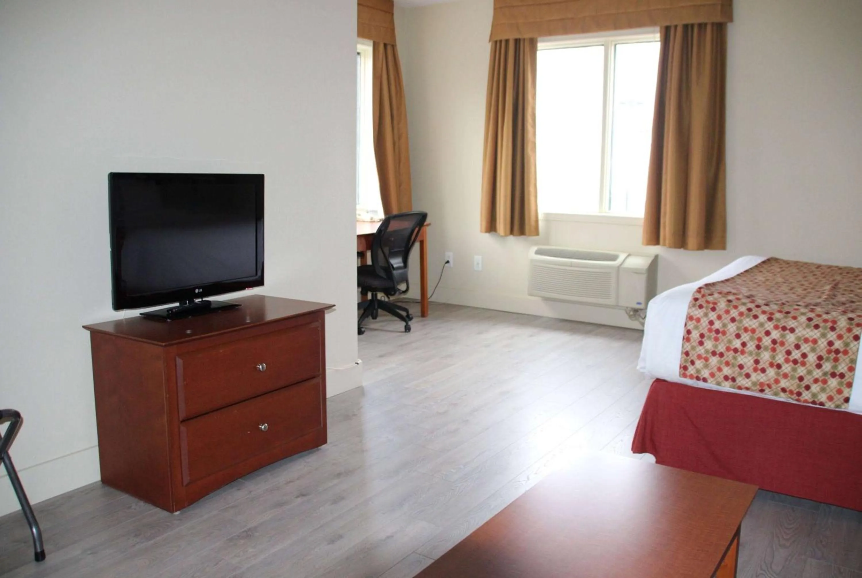 Photo of the whole room, Bed in Super 8 by Wyndham Campbellton NB