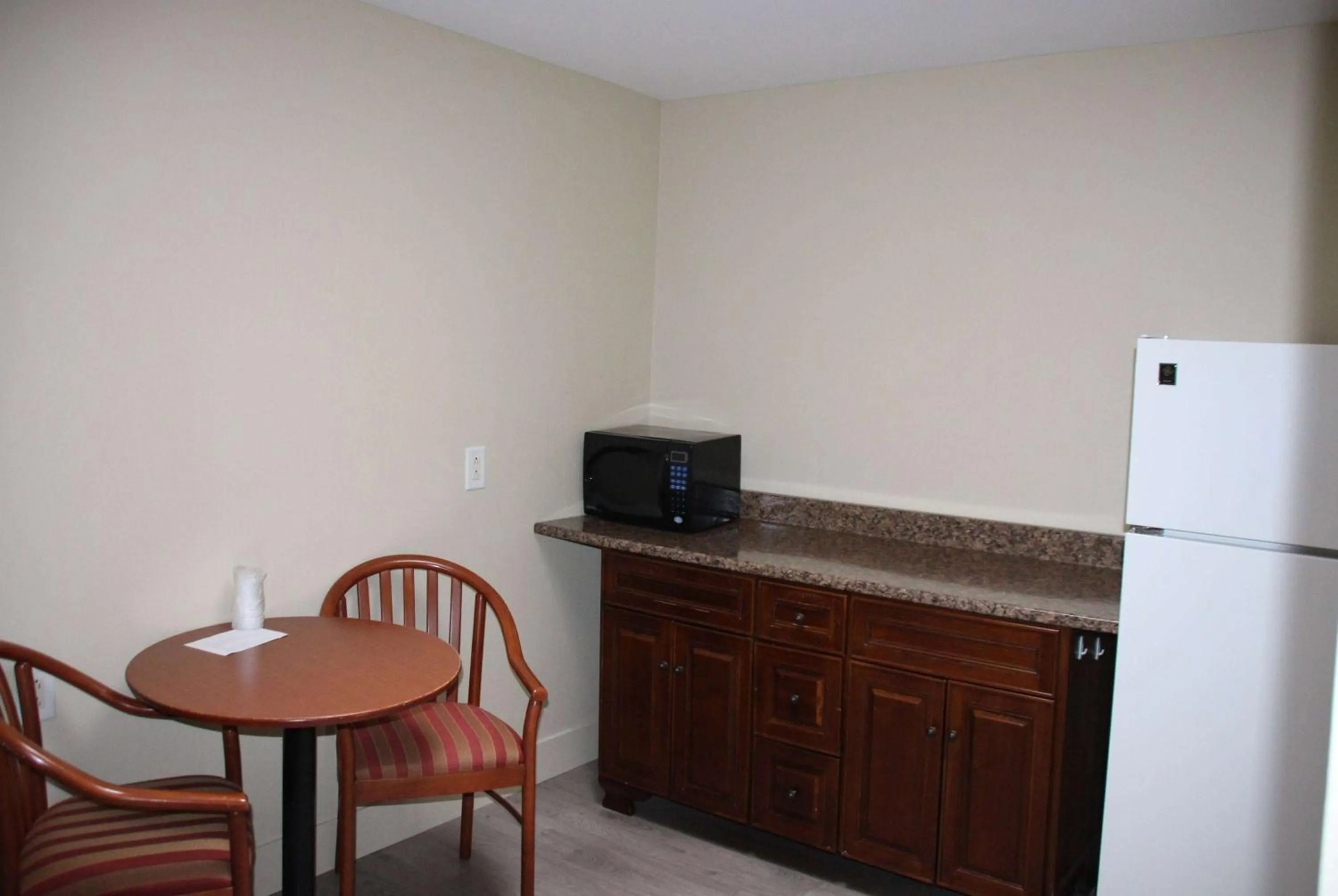 Photo of the whole room in Super 8 by Wyndham Campbellton NB