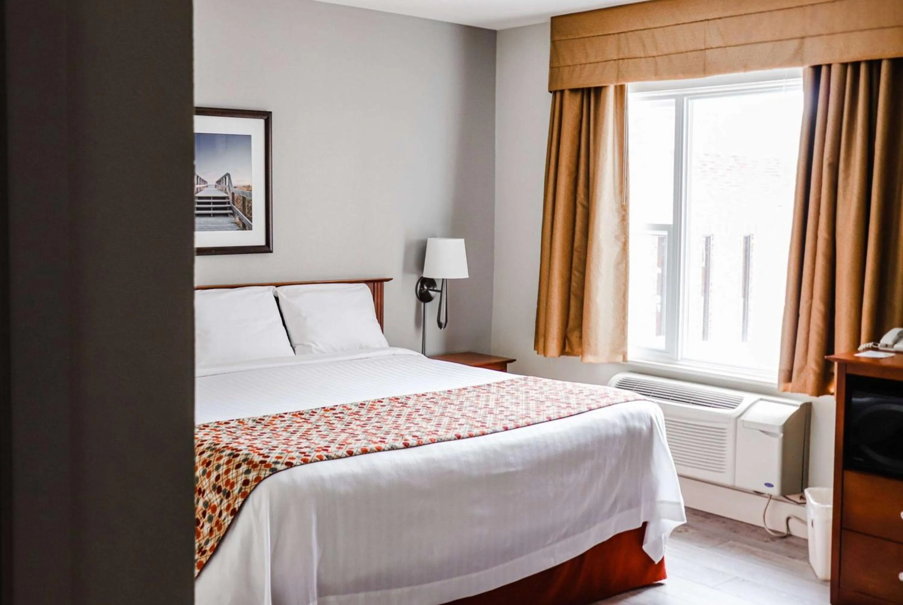 Photo of the whole room, Bed in Super 8 by Wyndham Campbellton NB