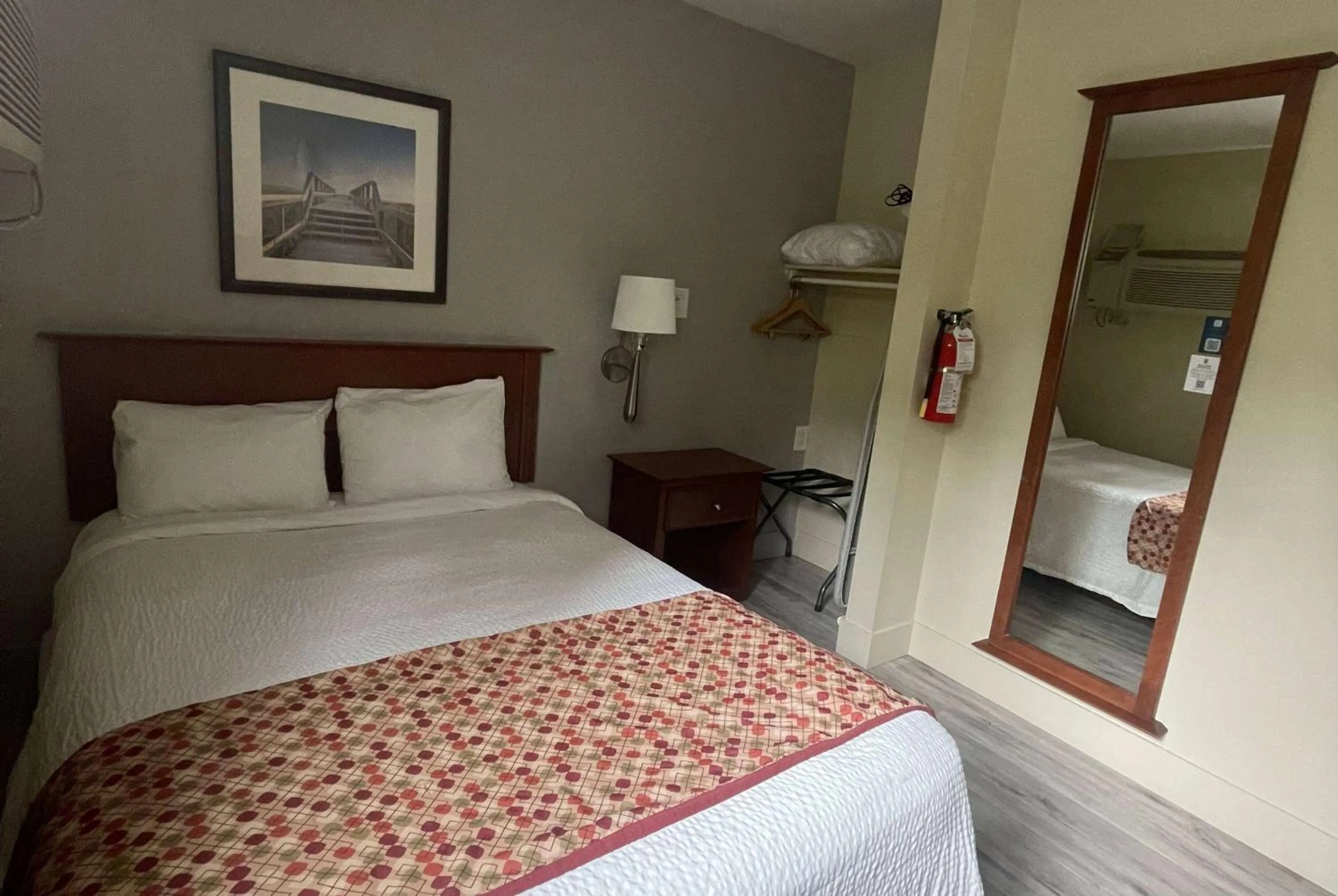 Photo of the whole room, Bed in Super 8 by Wyndham Campbellton NB