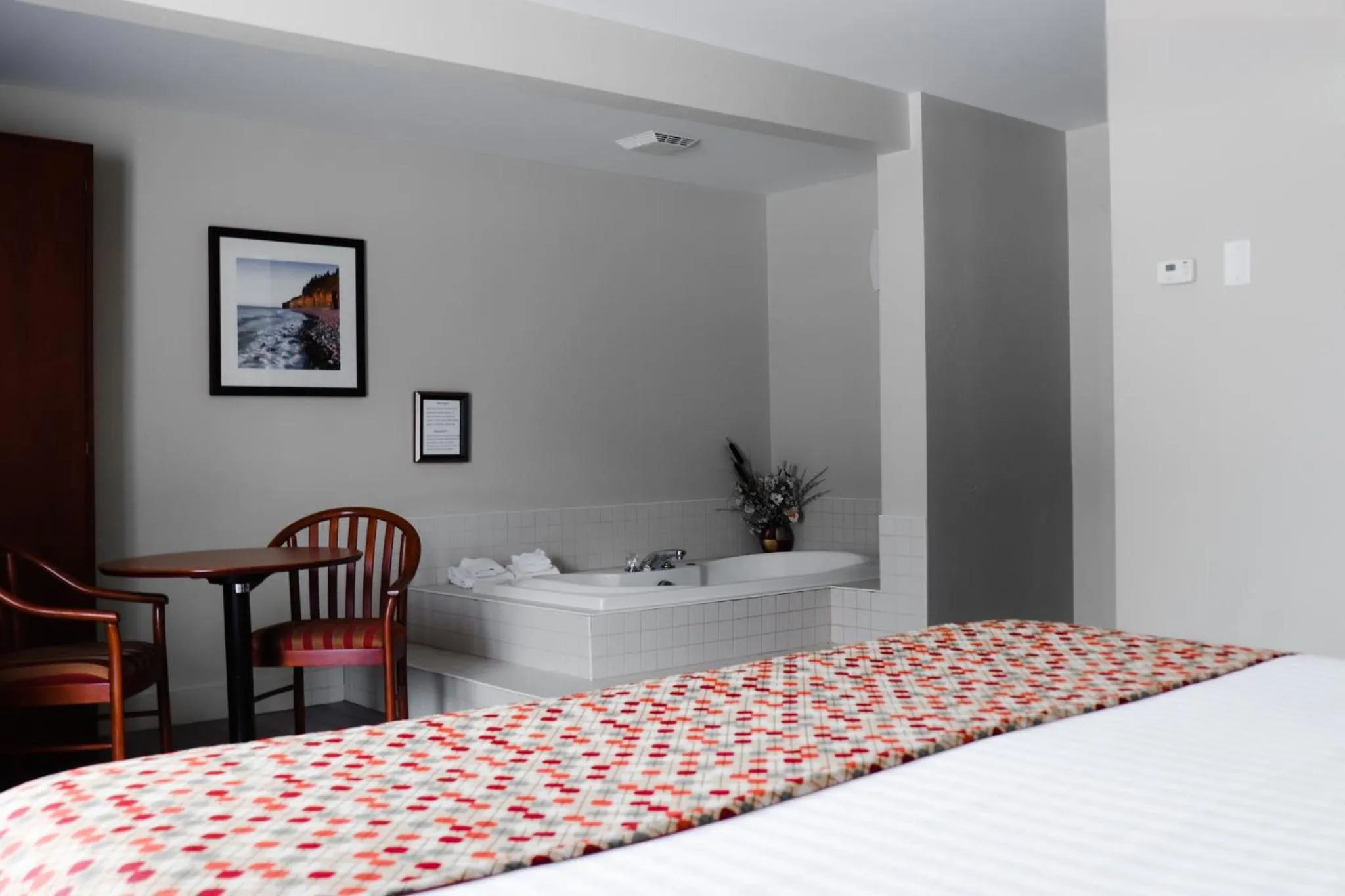 Photo of the whole room, Bed in Super 8 by Wyndham Campbellton NB