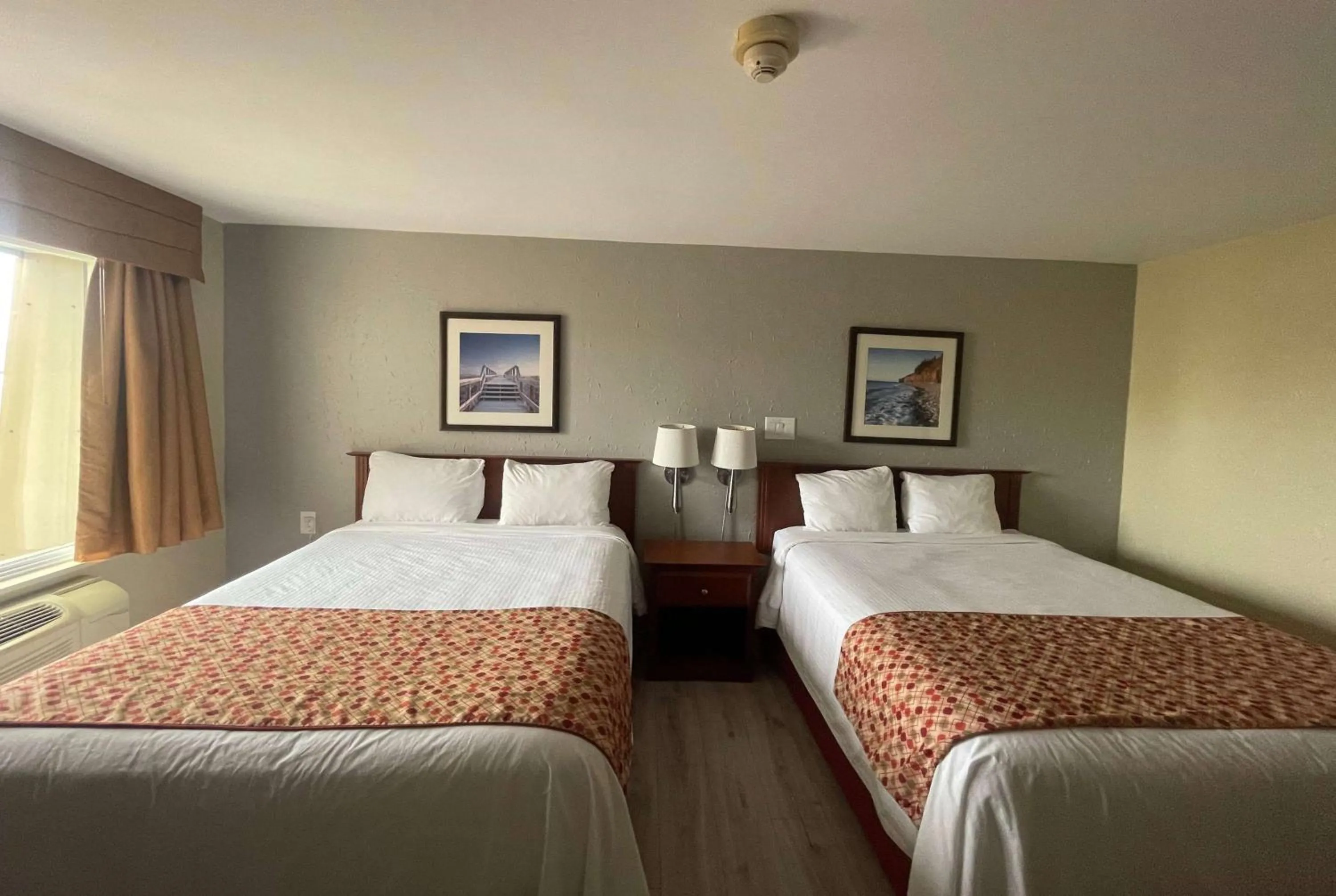 Photo of the whole room, Bed in Super 8 by Wyndham Campbellton NB