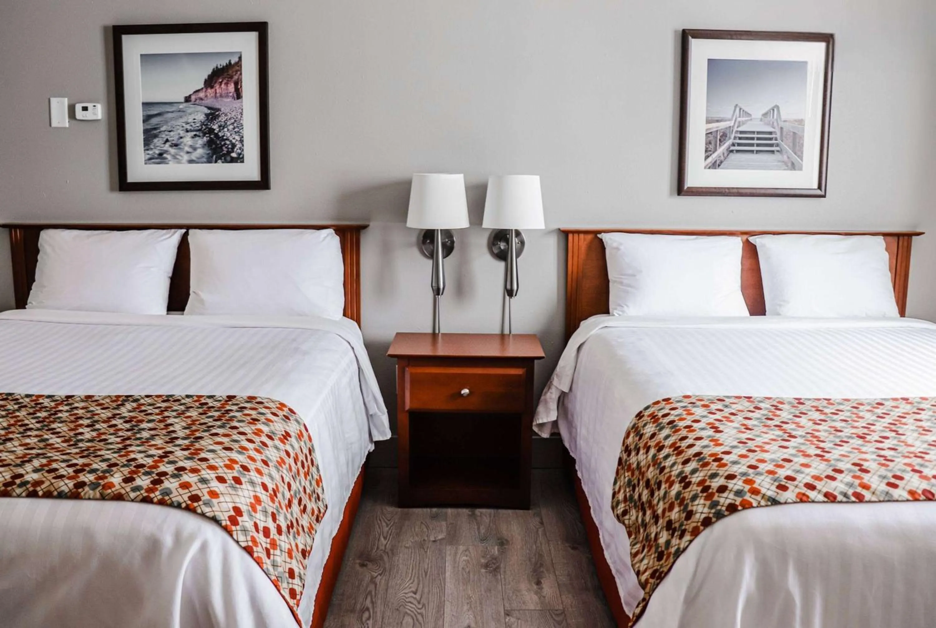 Photo of the whole room, Bed in Super 8 by Wyndham Campbellton NB