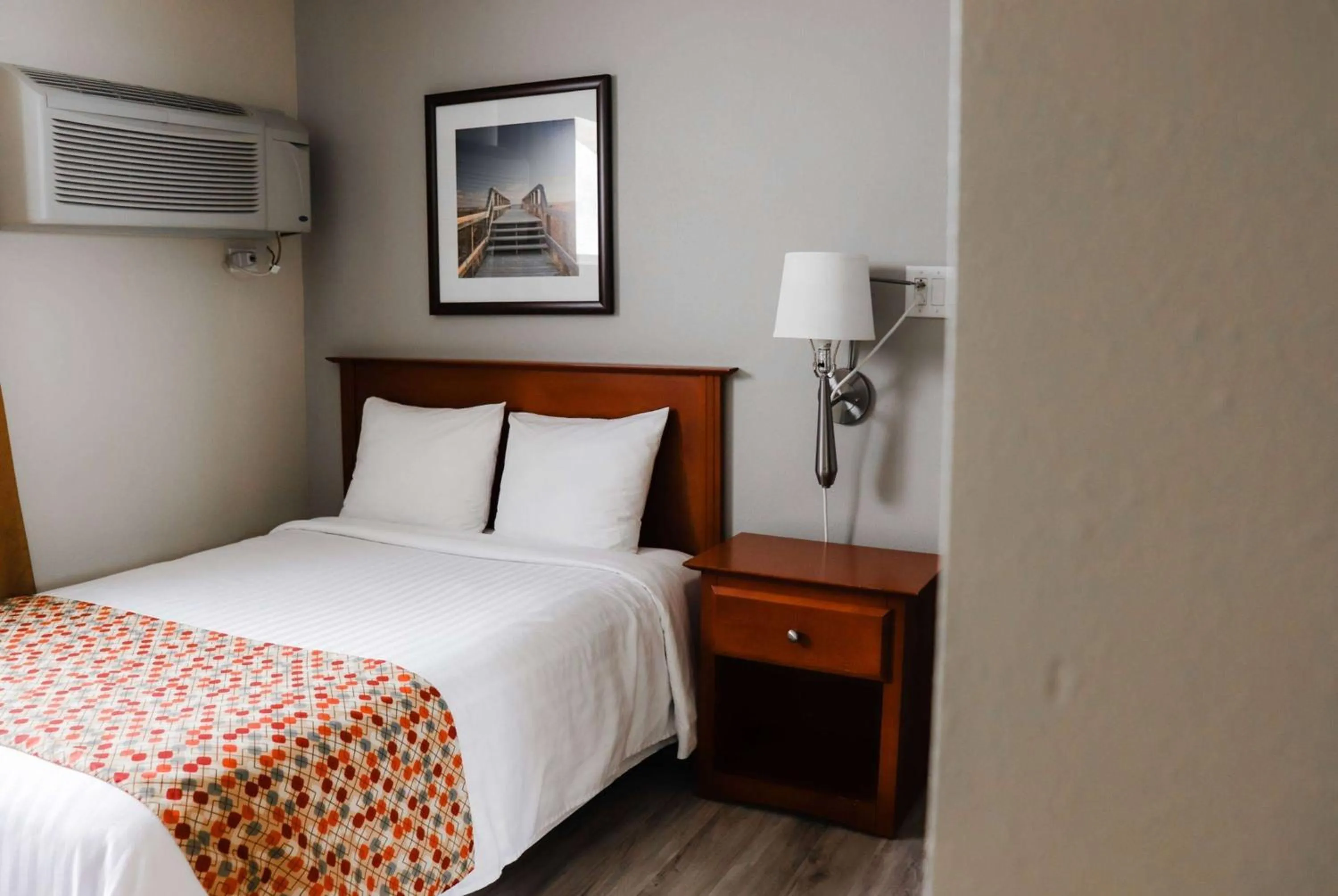 Photo of the whole room, Bed in Super 8 by Wyndham Campbellton NB