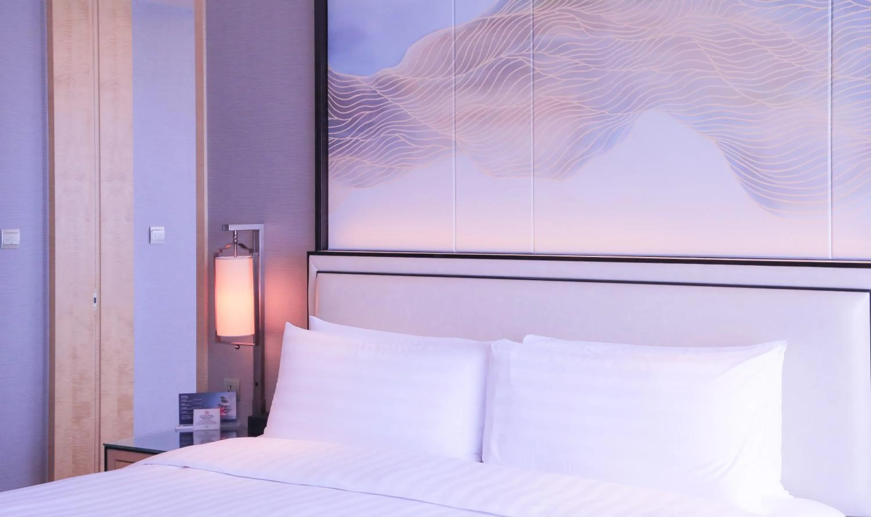 Bed in Shangri-La Xiamen