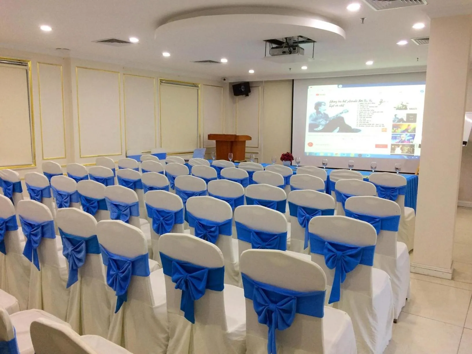 Karaoke in Tuyet Son Hotel (TS Ocean Hotel)