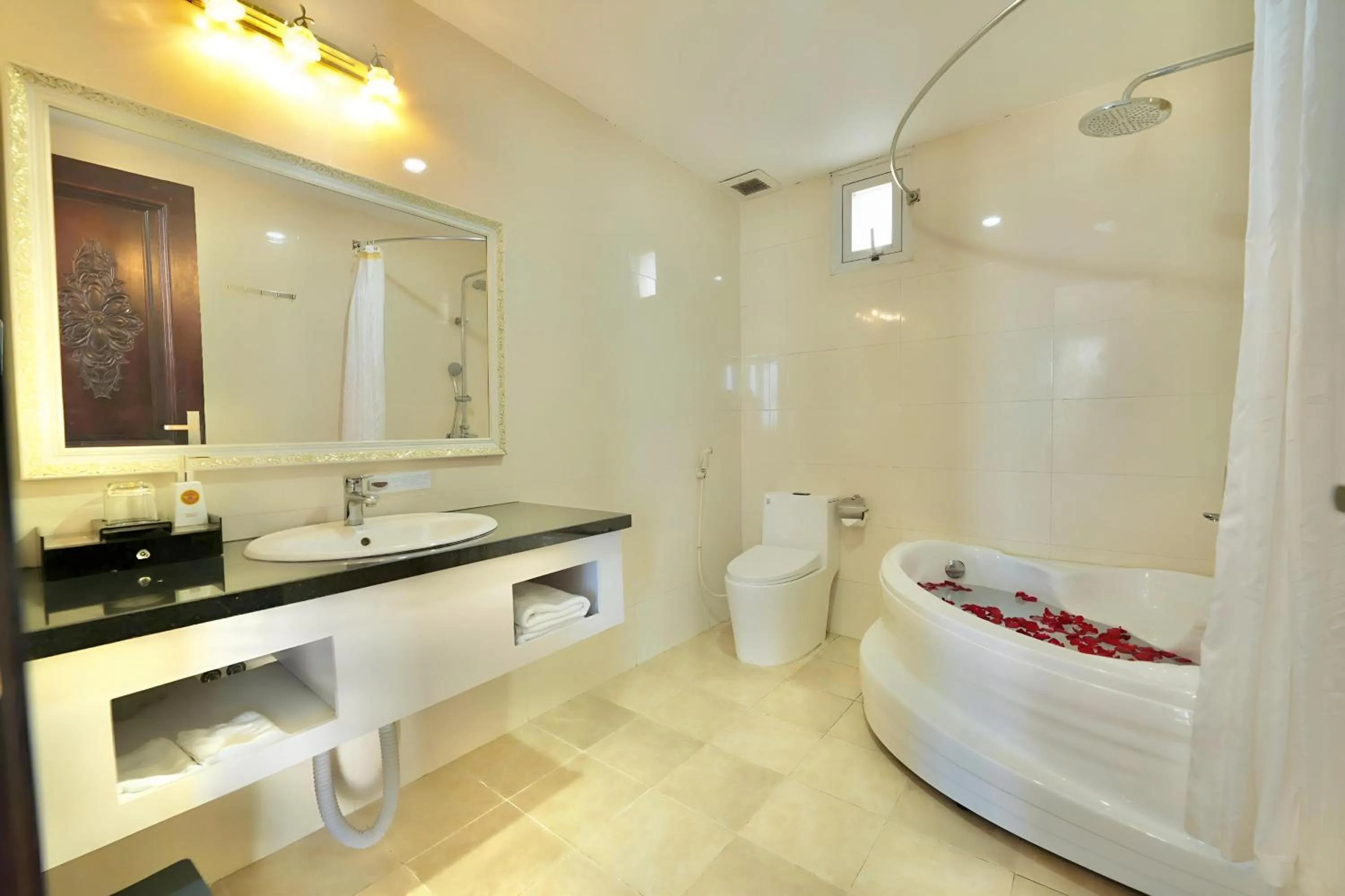 Bathroom in Tuyet Son Hotel (TS Ocean Hotel)