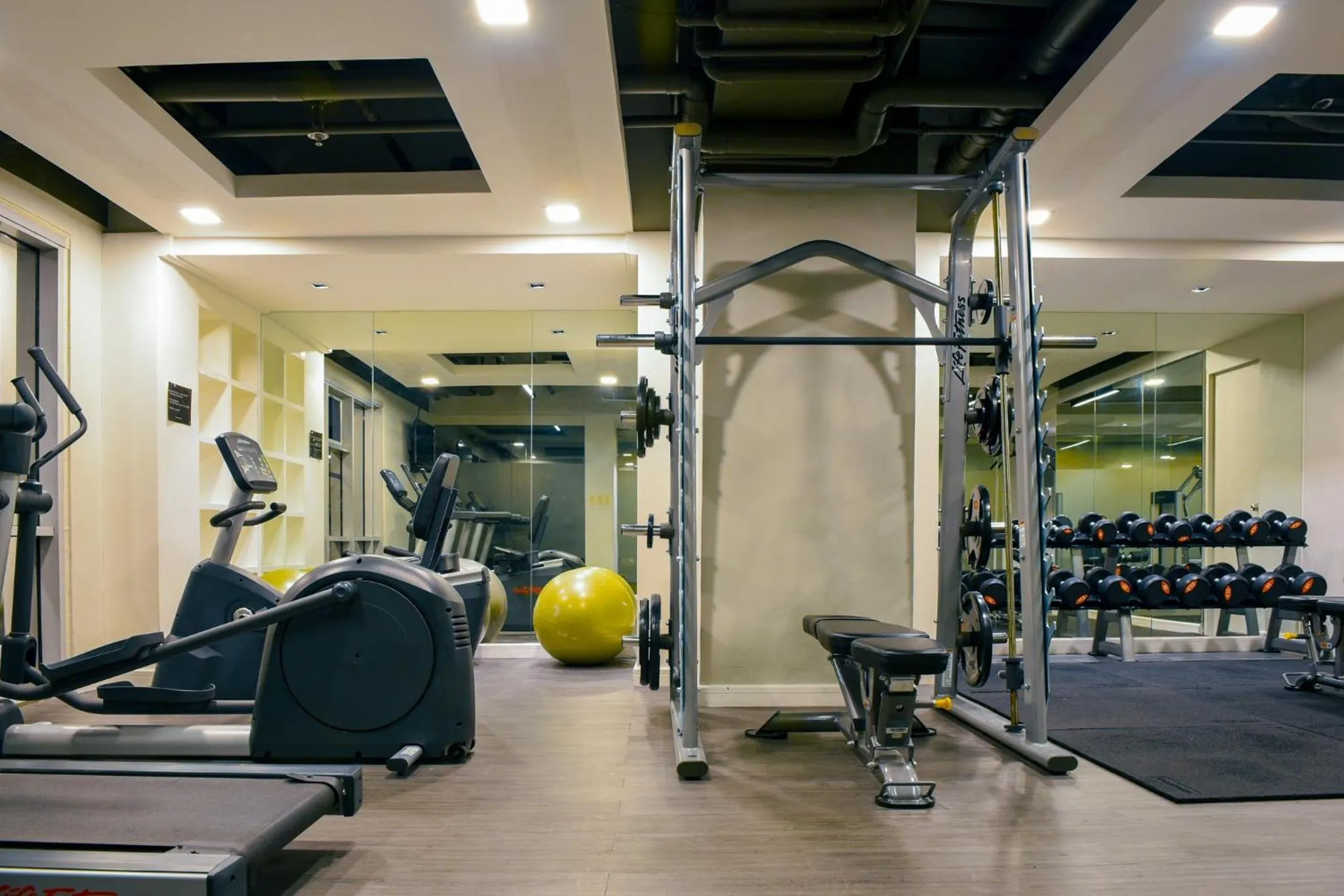 Fitness centre/facilities in Astoria Plaza