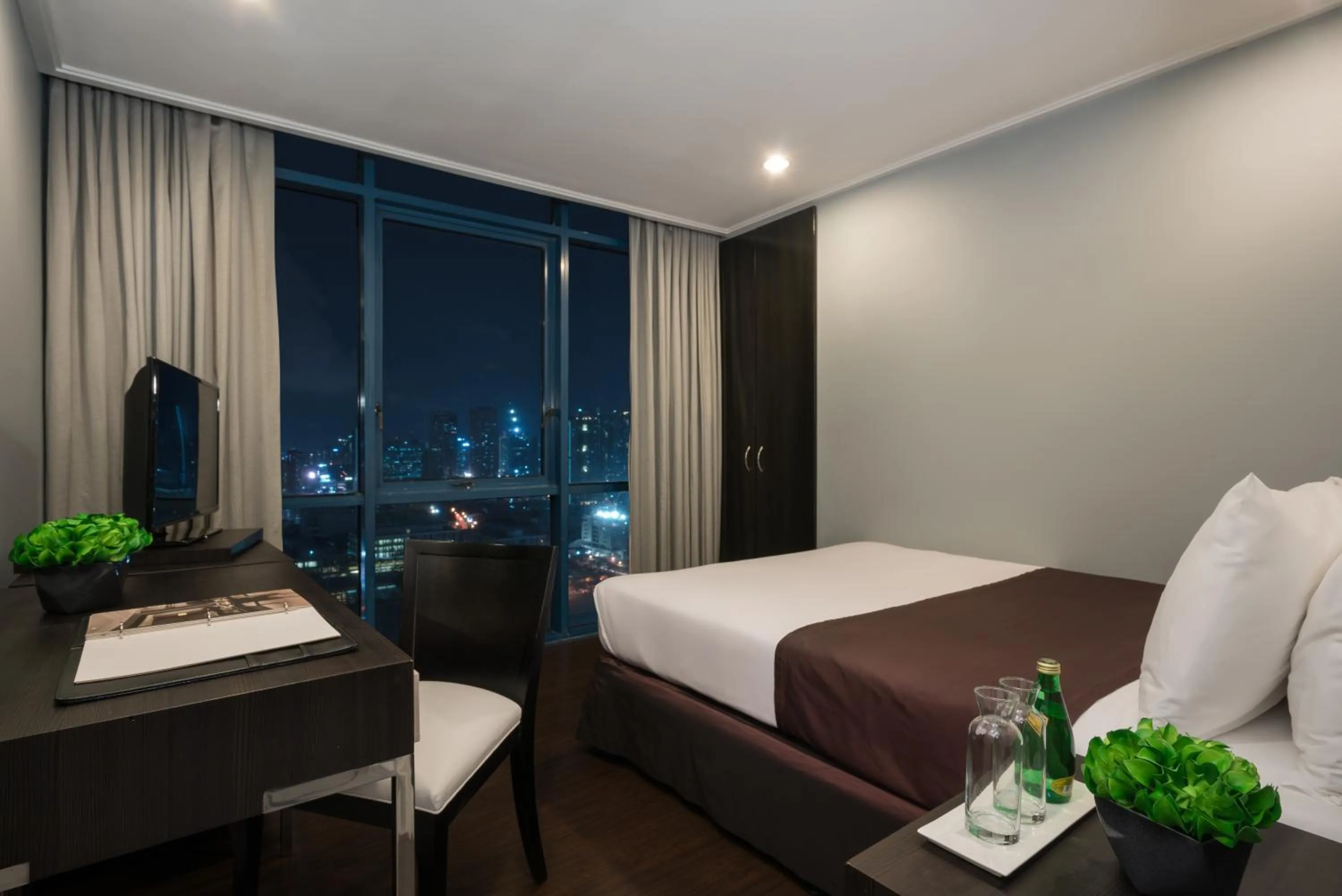 Bed in Astoria Plaza