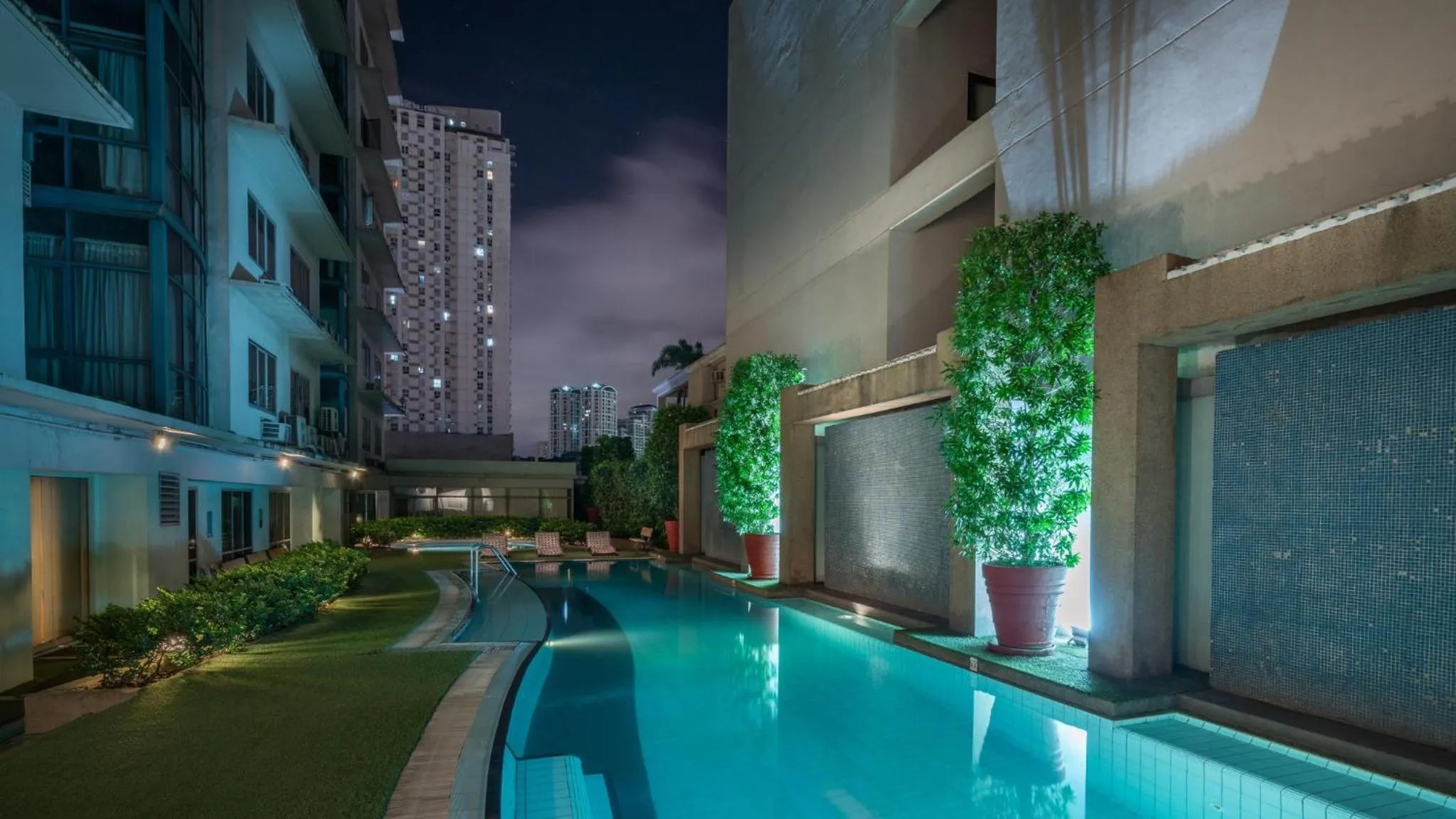 Swimming pool in Astoria Plaza