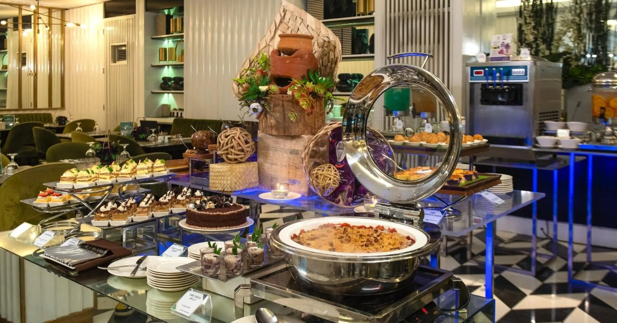 Restaurant/places to eat in Astoria Plaza