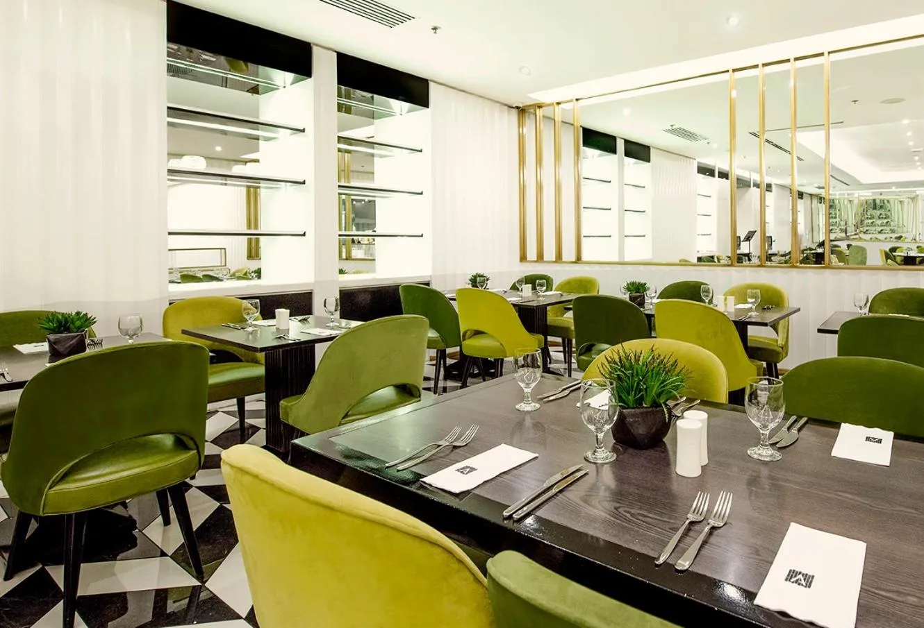 Restaurant/places to eat in Astoria Plaza