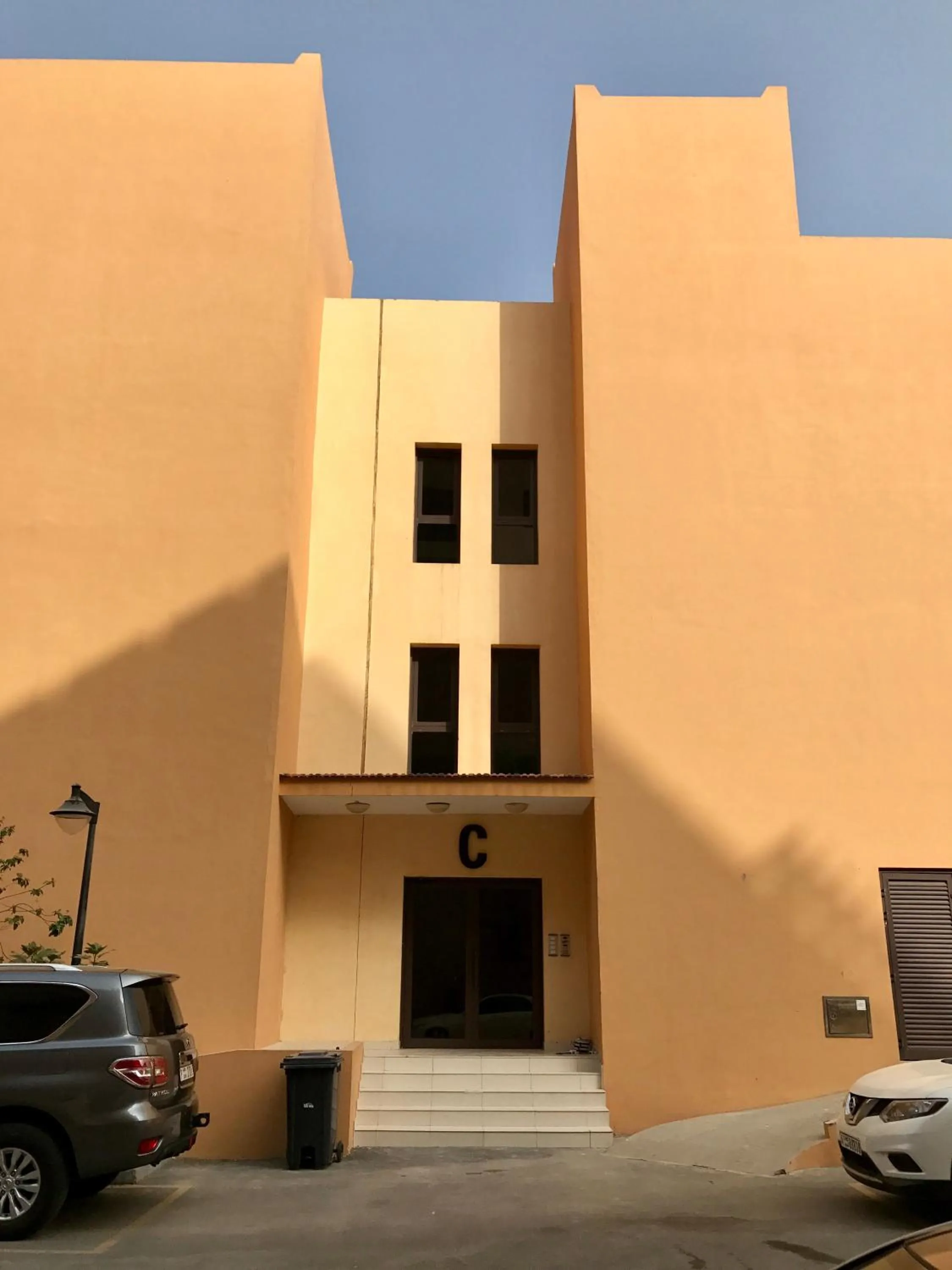 Facade/entrance in Mina AlFajer Apartments