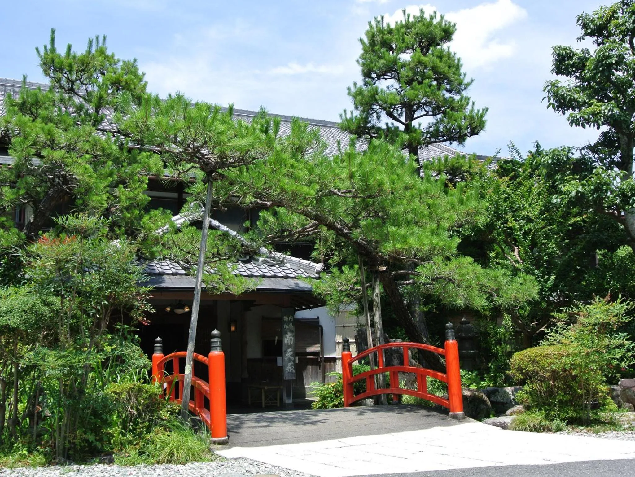 Facade/entrance in Nanten-En