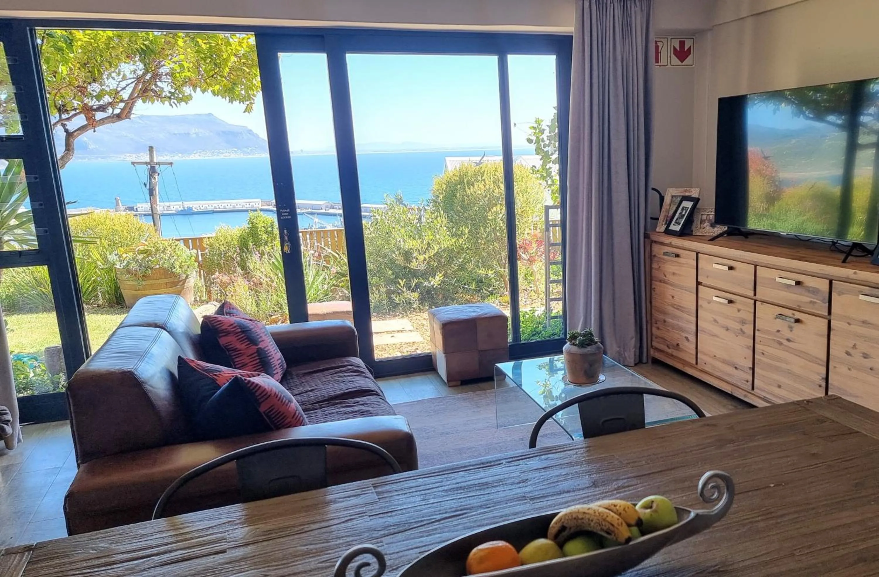 Communal lounge/ TV room in Mariner Guesthouse & Villa